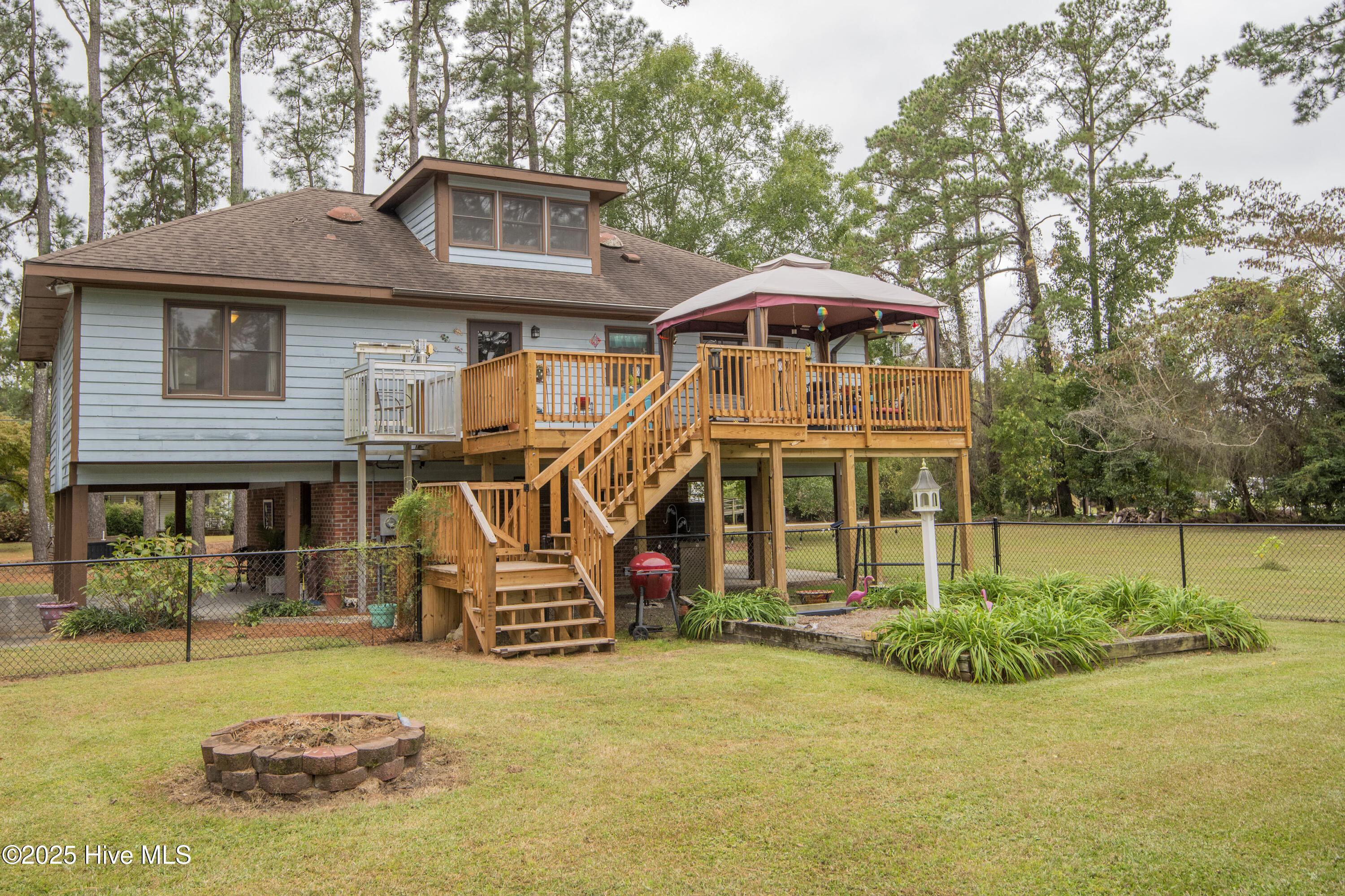 Image 2: 17-fairwinds-dr-3332