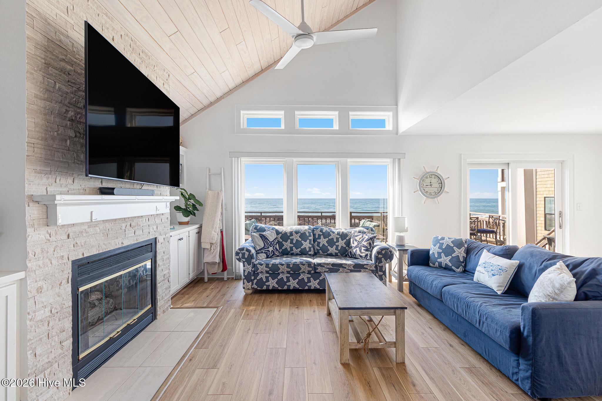 Image 4: Living Room