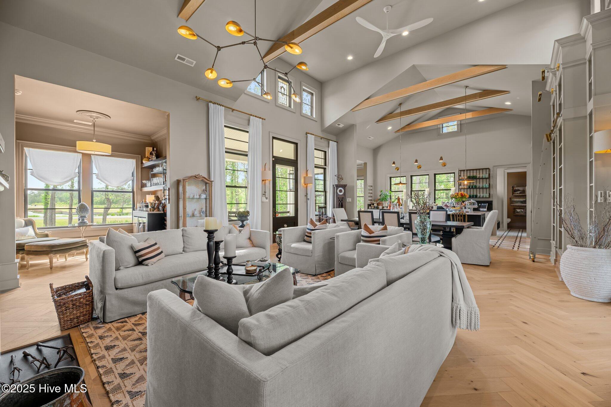 Image 2: 628 E Harborside Rd