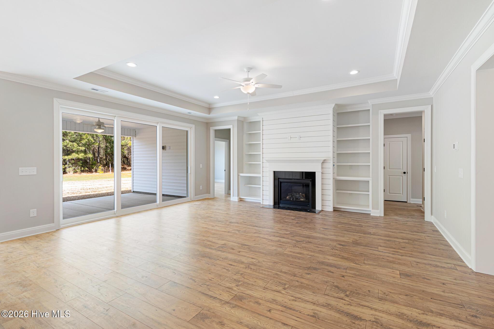 Image 4: Large Living Room with Gas Fireplace
