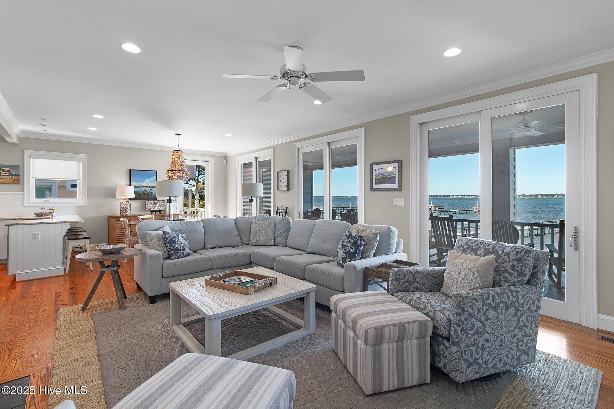 Image 4: Living room with Fireplace