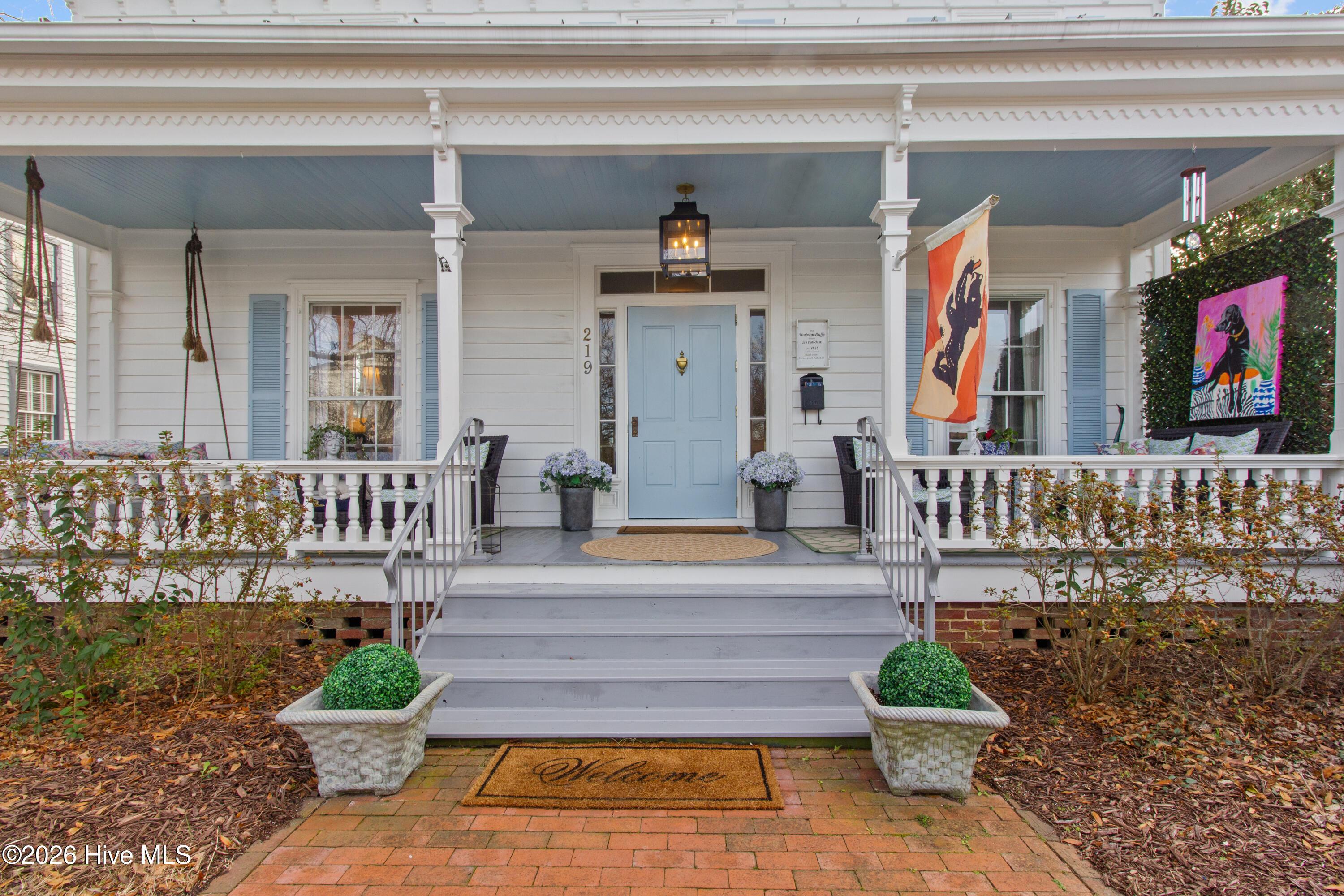 Image 2: Inviting front porch