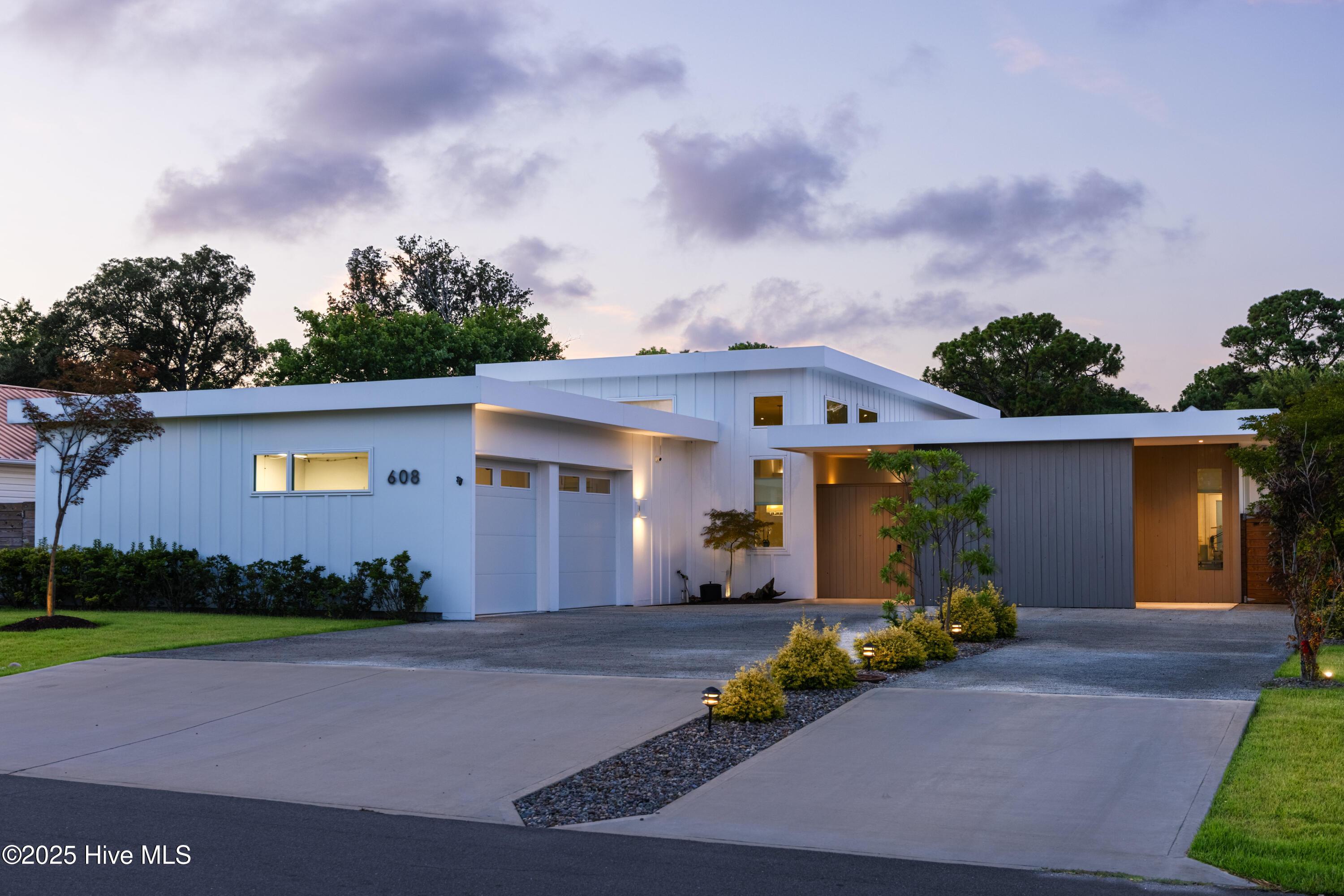 Image 1: 002_608_raleigh_avenue3_215