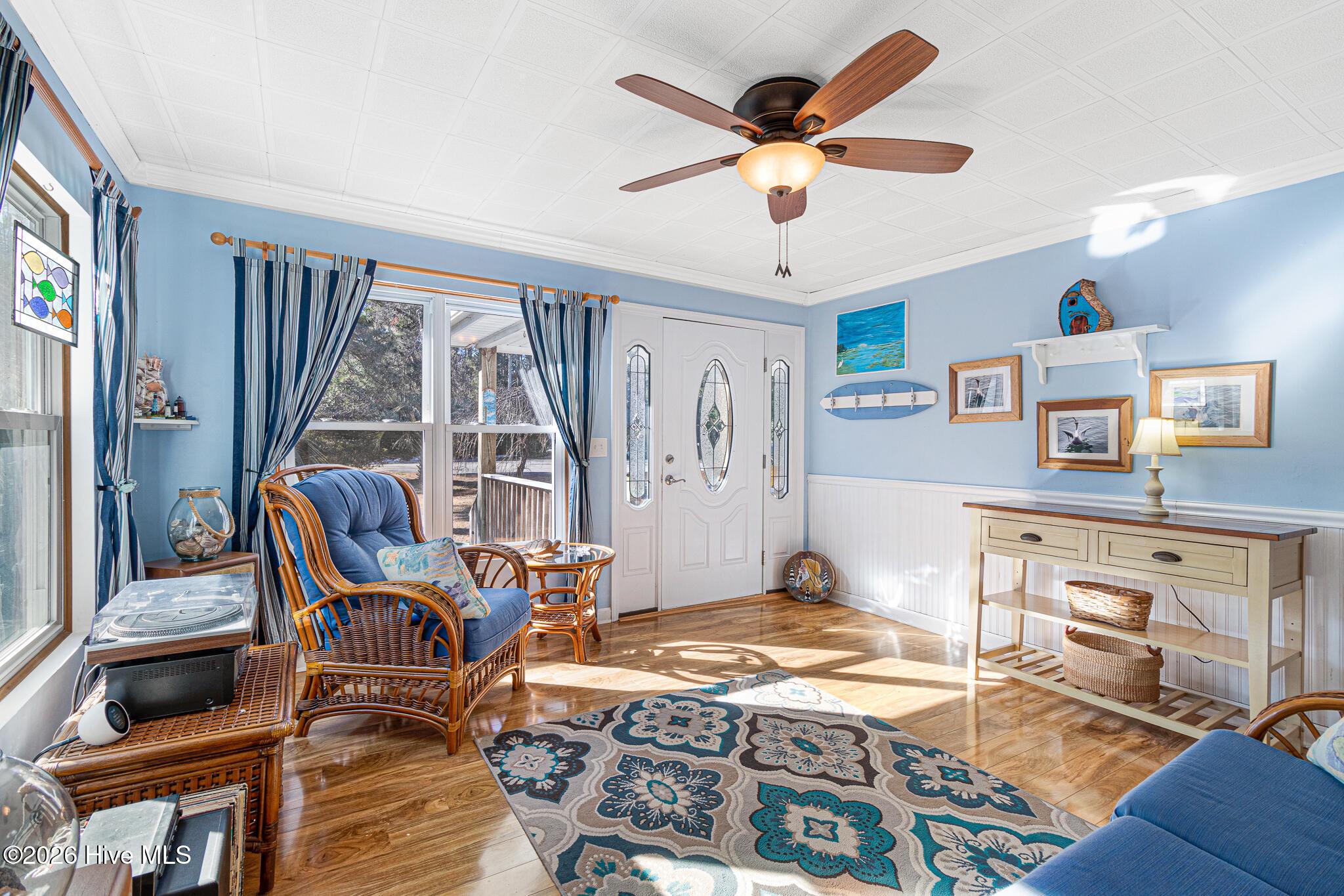 Image 4: Living Room