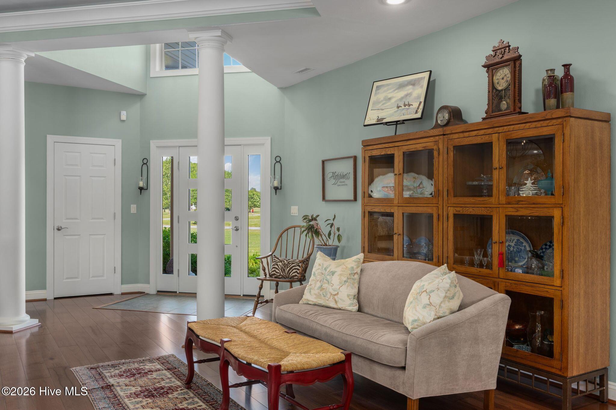 Image 3: 10-web-or-mls-106-Phyllis-Ct-Living-V5