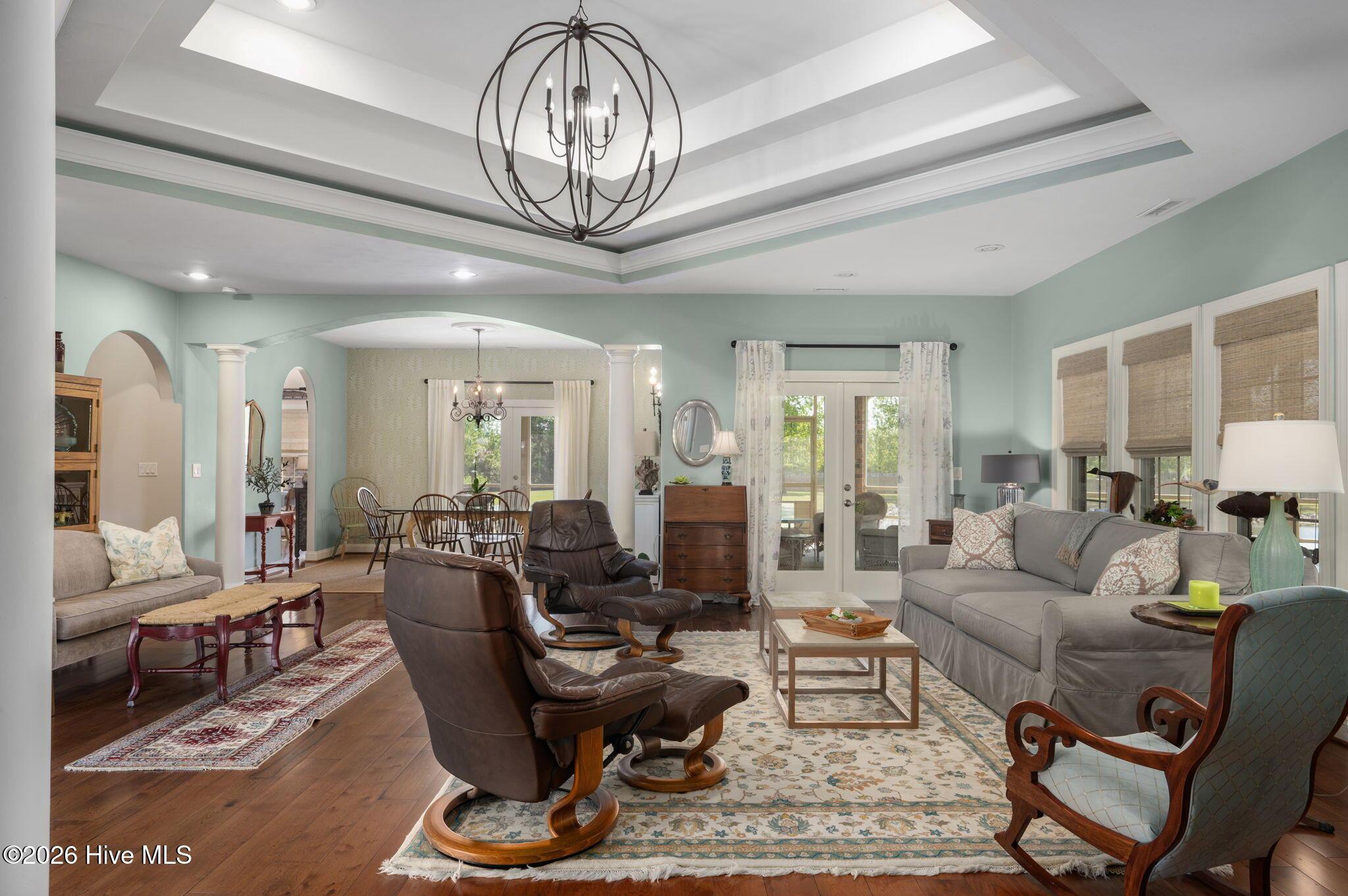 Image 4: 7-web-or-mls-106-Phyllis-Ct-Living-V2