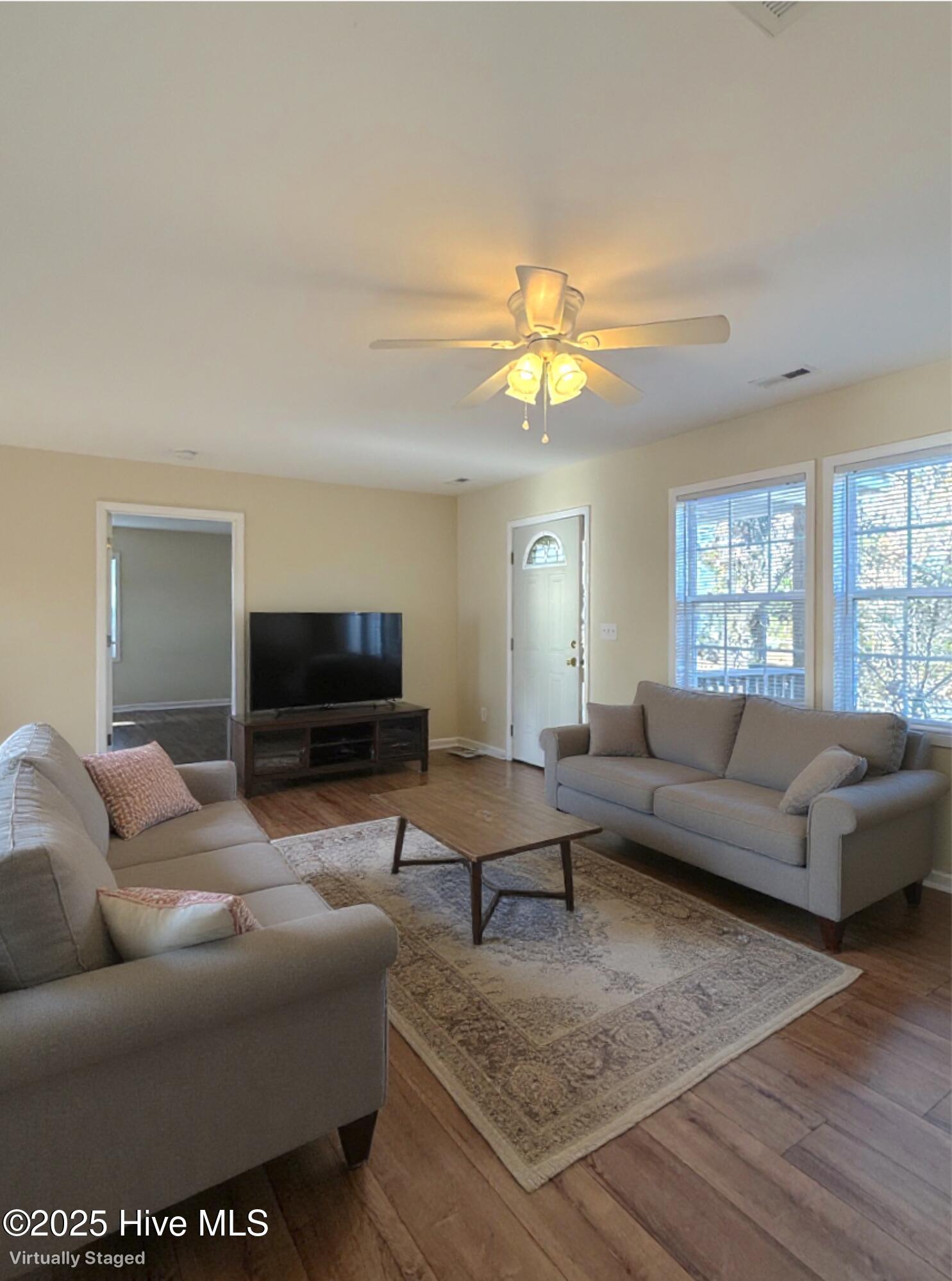 Image 3: RealtyCam Photo (15)