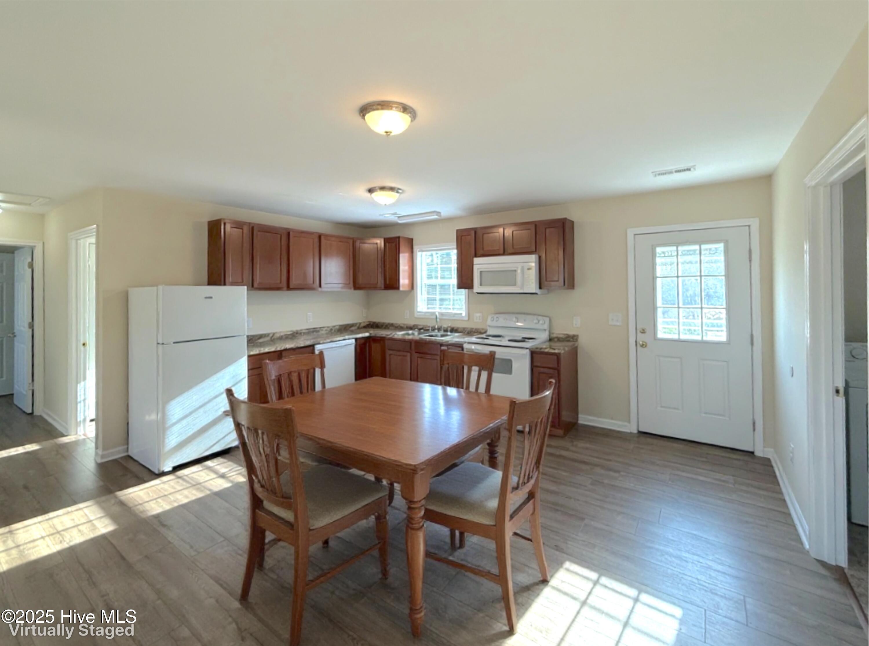 Image 4: RealtyCam Photo (12)