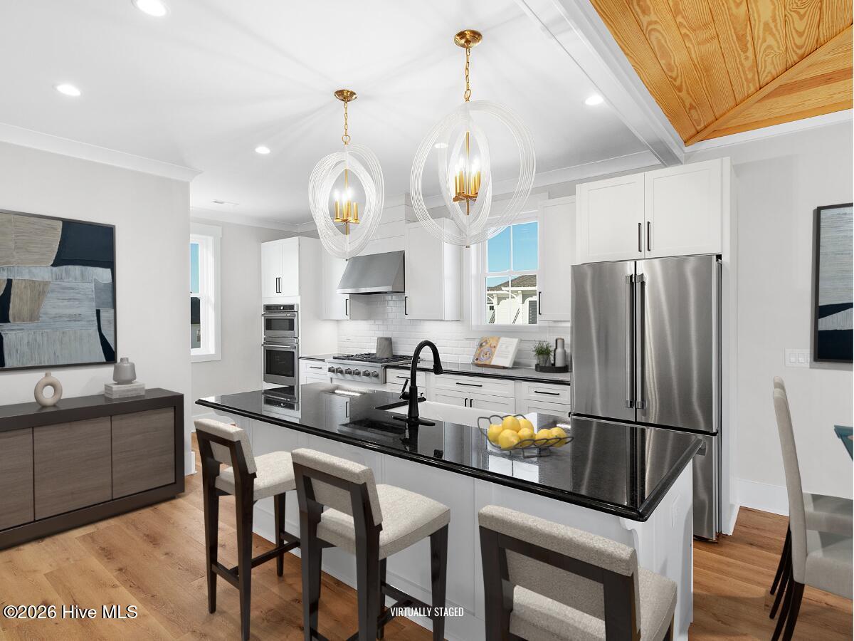 Image 3: Gourmet Kitchen and Dining