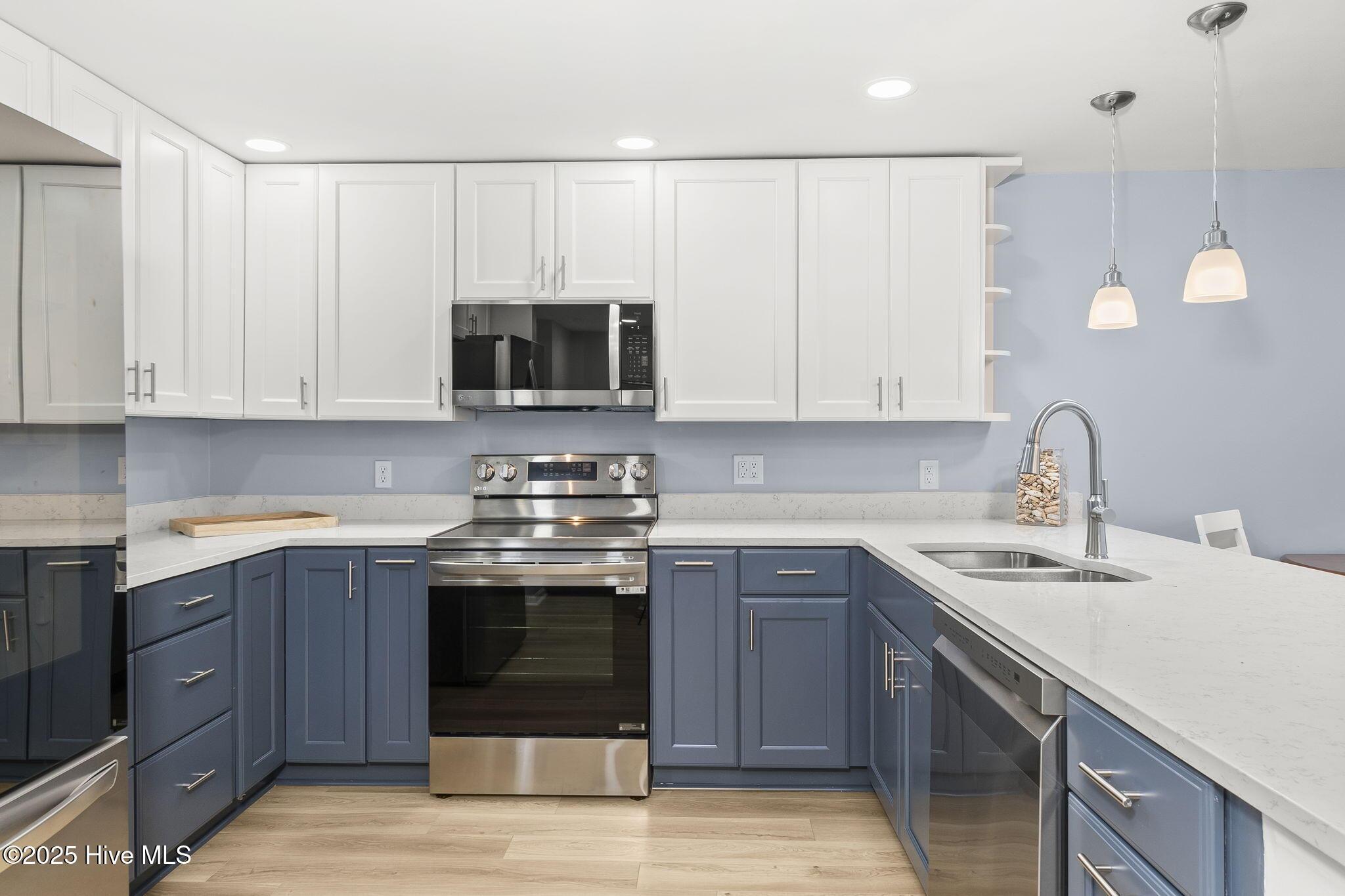 Image 3: Updated kitchen w/ bar seating