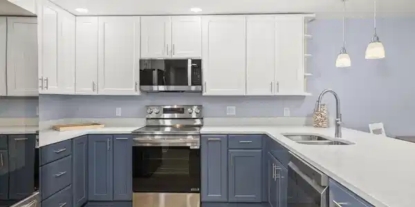 Image 3: Updated kitchen w/ bar seating