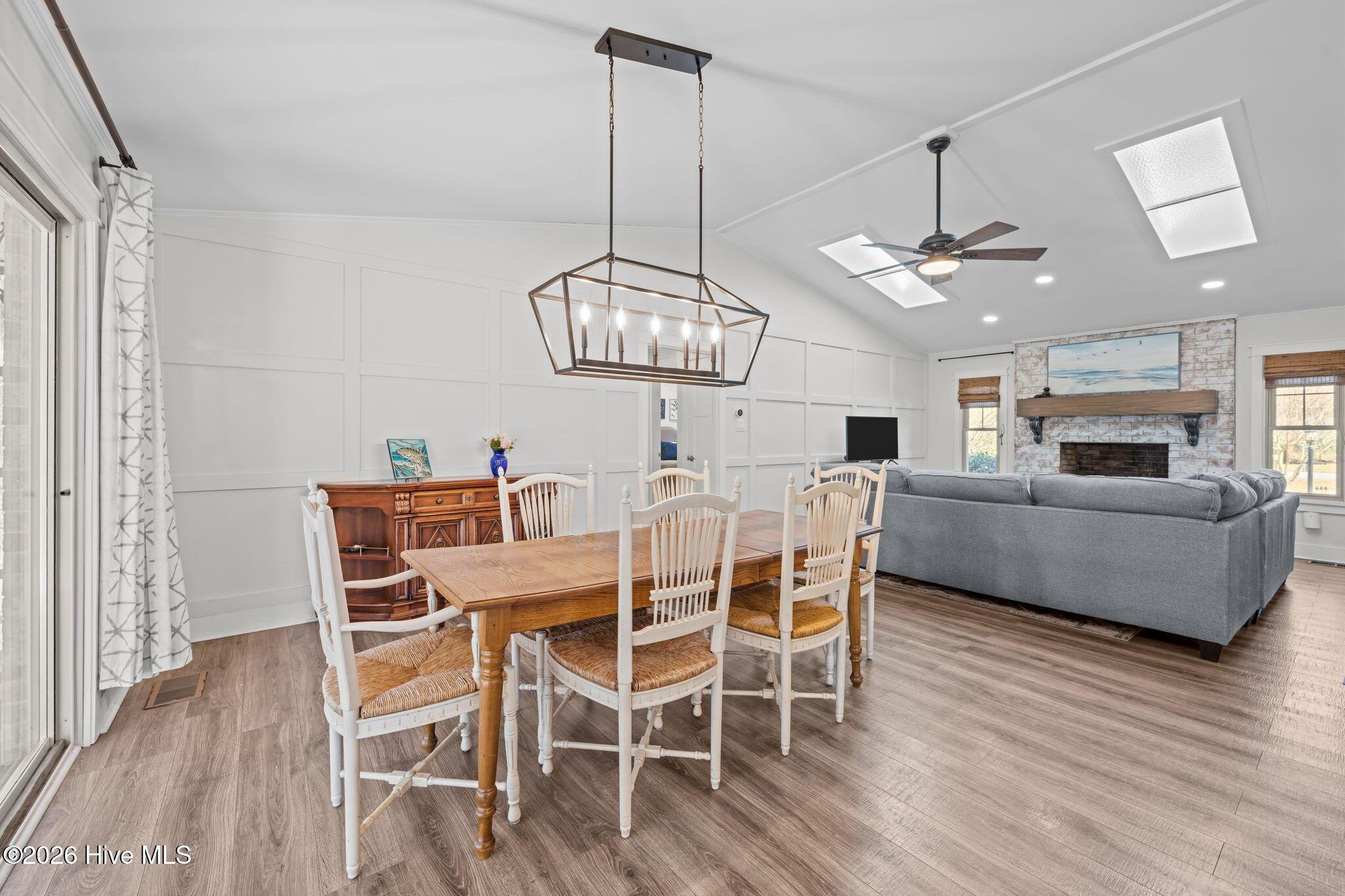 Image 4: Dining area