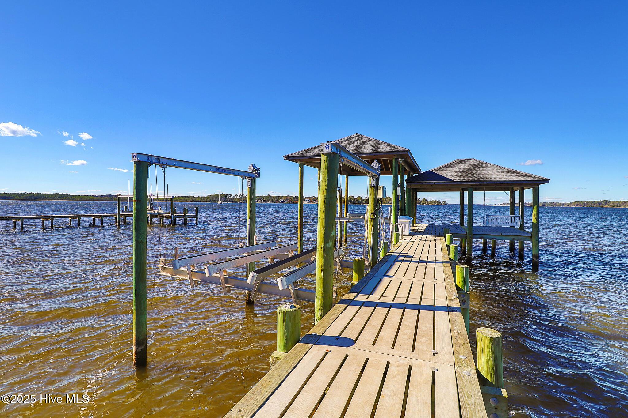 Image 3: Dock with two boat lifts