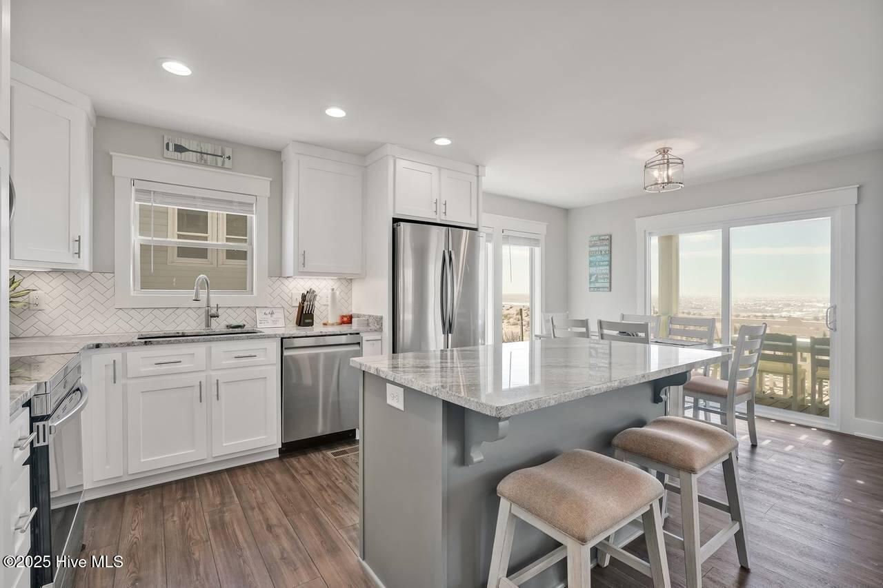 Image 4: 3527 E Beach Drive