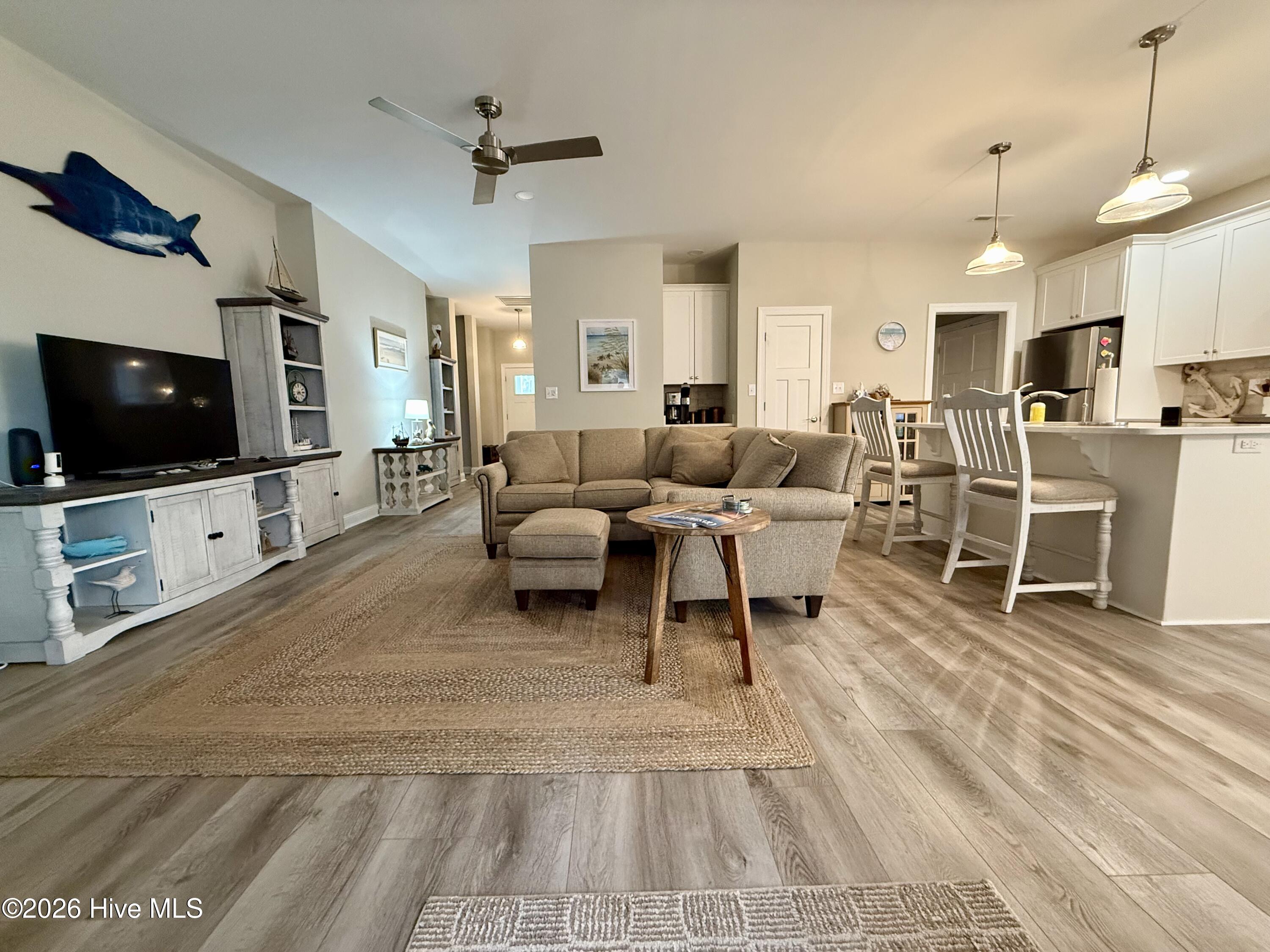 Image 4: Living Area