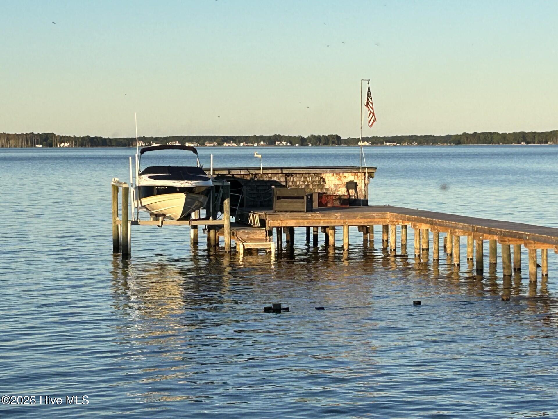 Image 3: Pier, dock, lift!