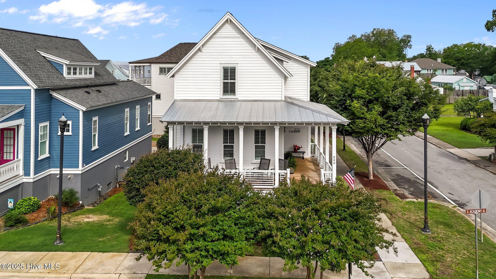 Image 3: Curb appeal!