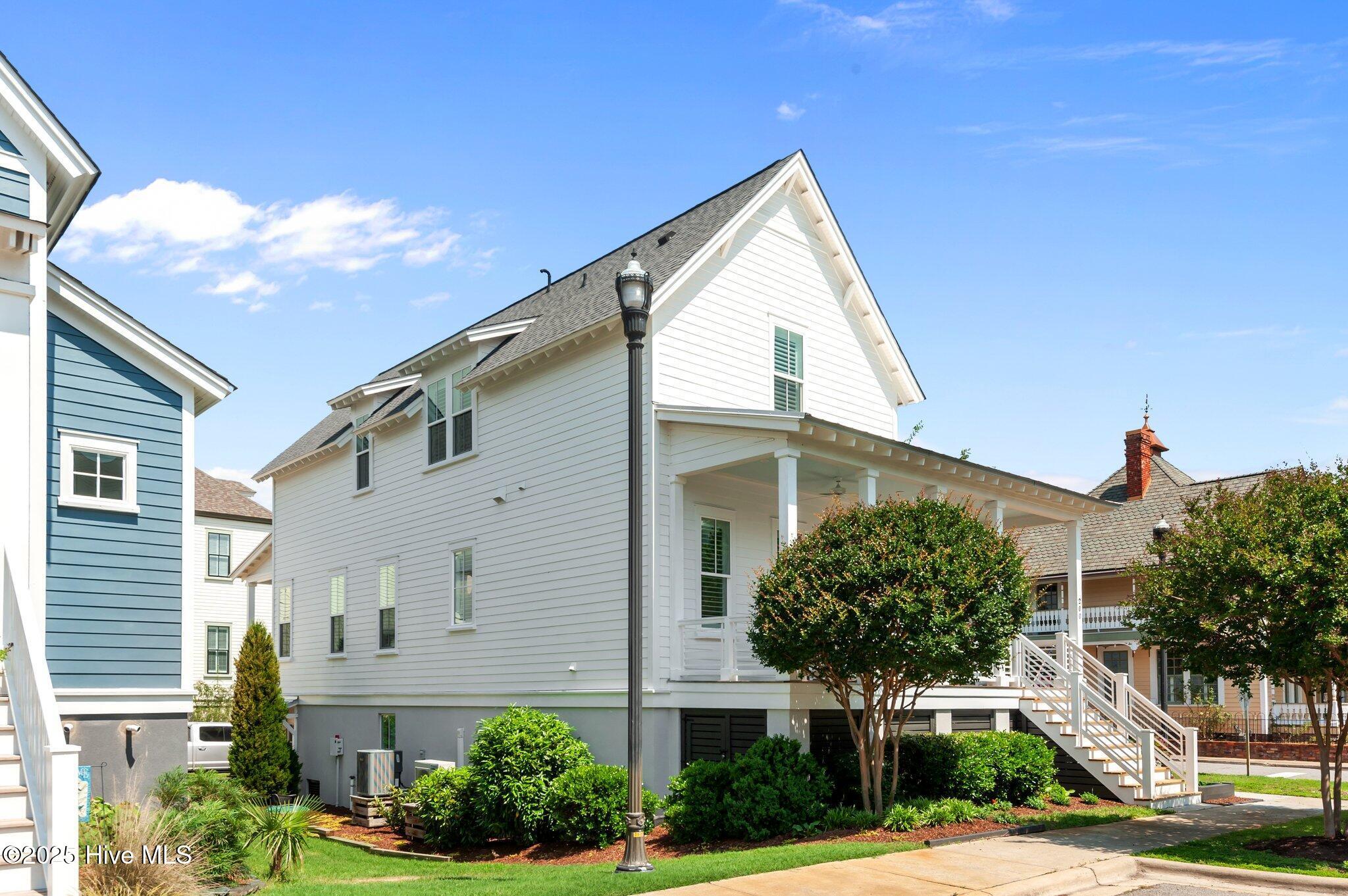 Image 4: Mature landscaping