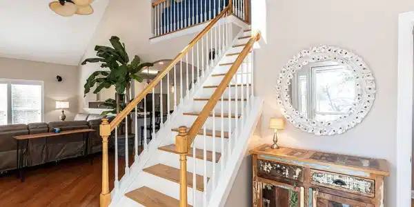 Image 3: 004-1280x960-foyer-entry