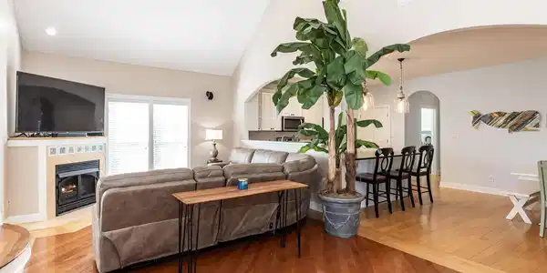 Image 4: 006-1280x960-open-living