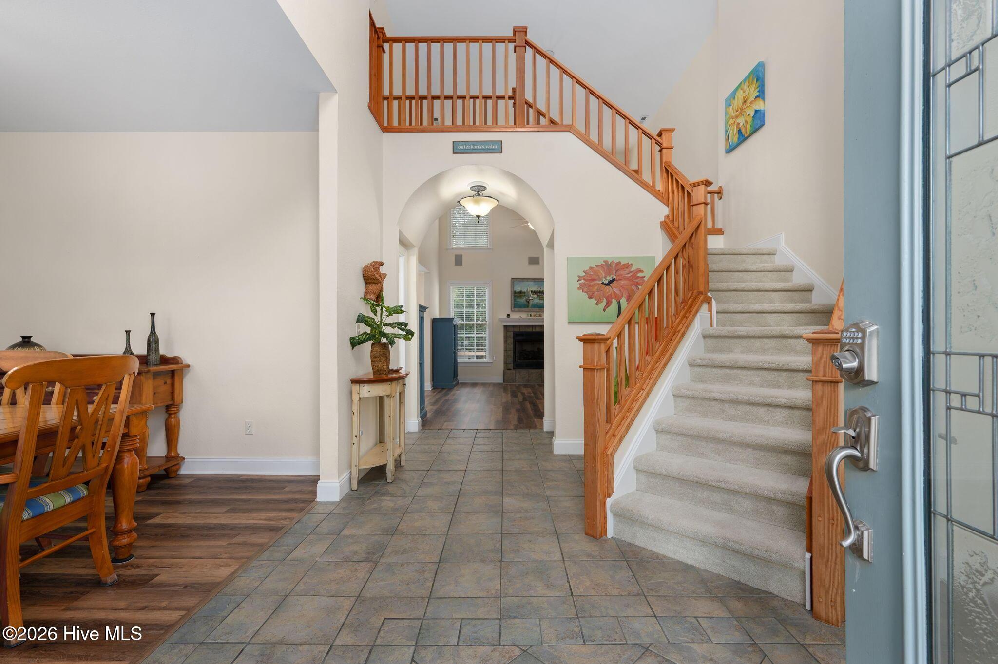 Image 3: ENTRY WAY