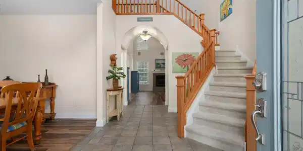 Image 3: ENTRY WAY