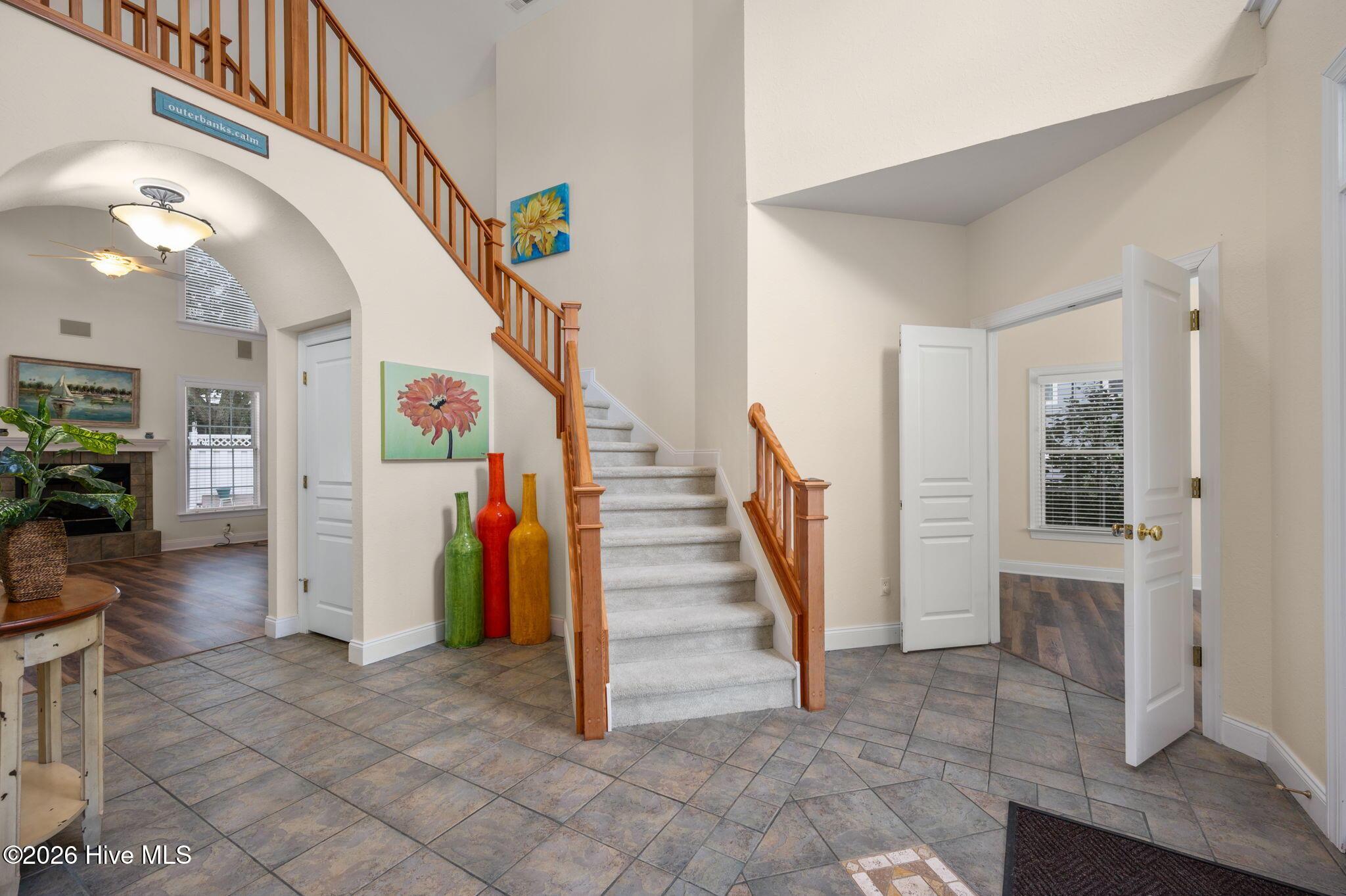 Image 4: HIGH CEILINGS