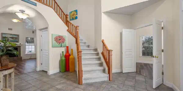 Image 4: HIGH CEILINGS