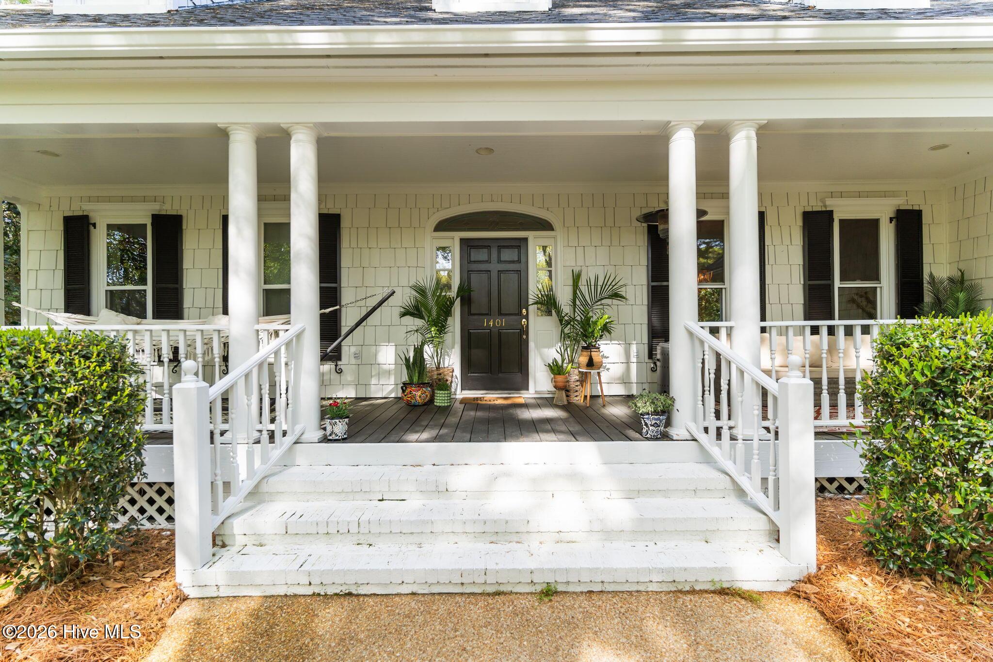Image 3: Large Southern Porch