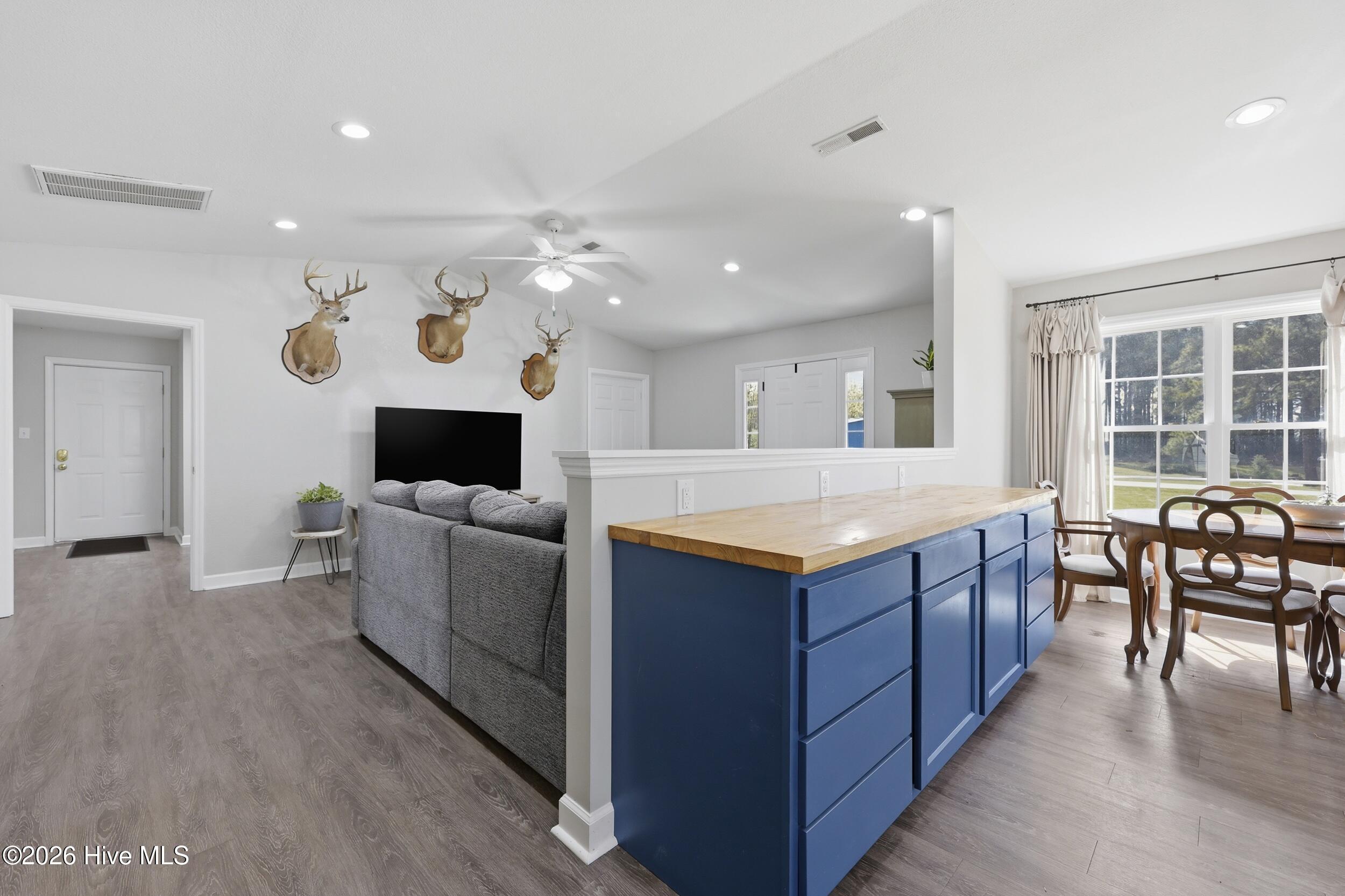 Image 4: Open living