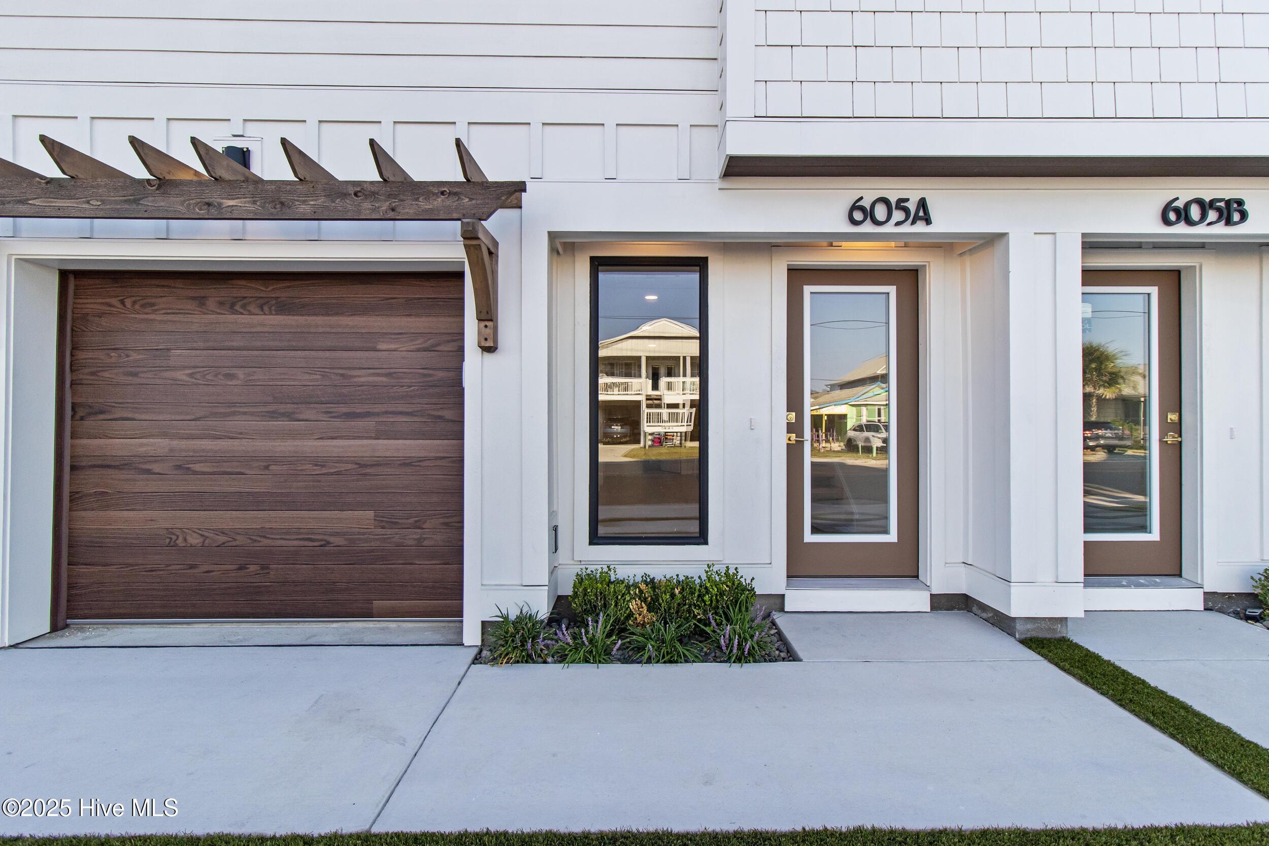 Image 3: 4_front entryway