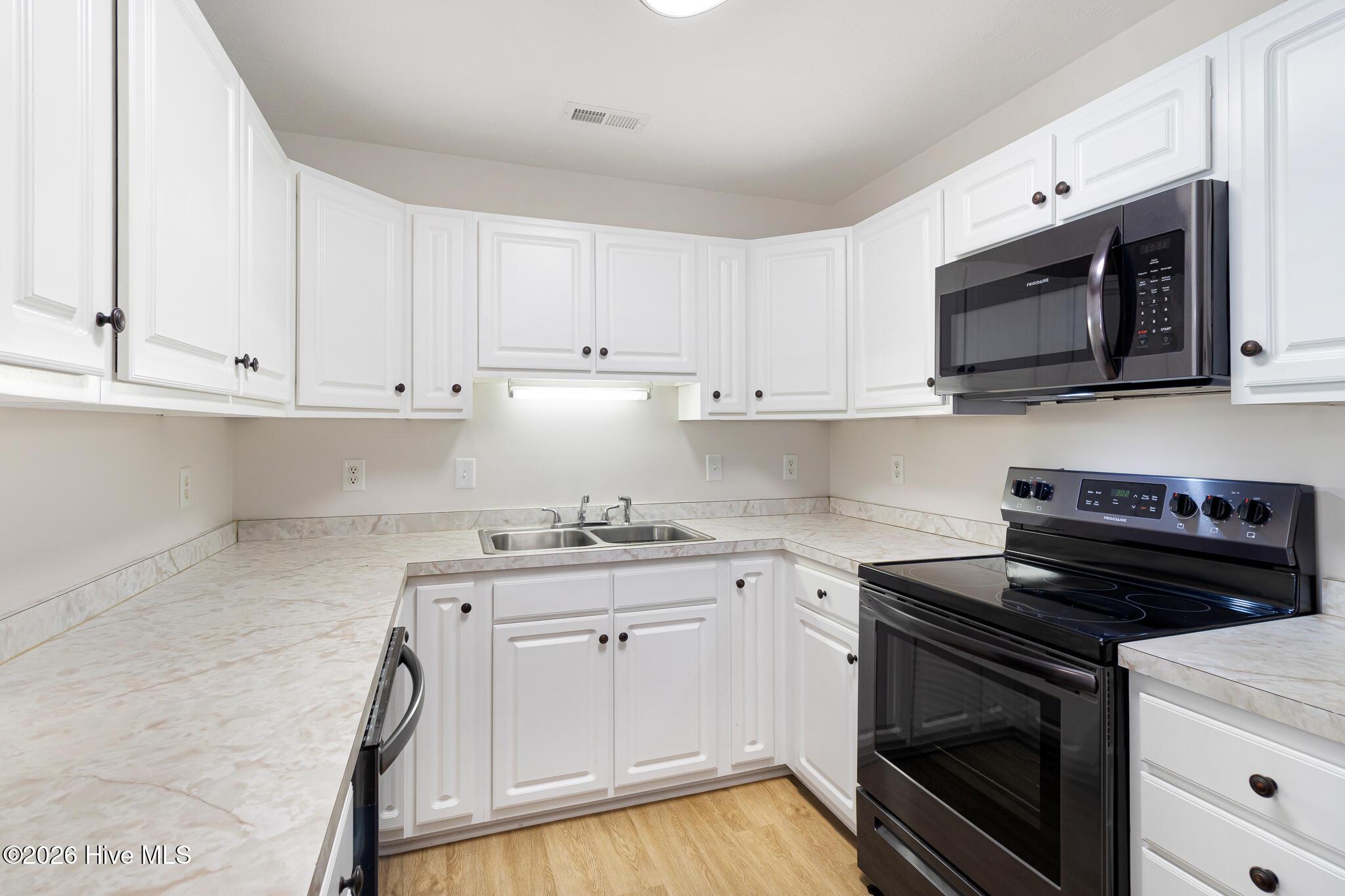 Image 3: Kitchen