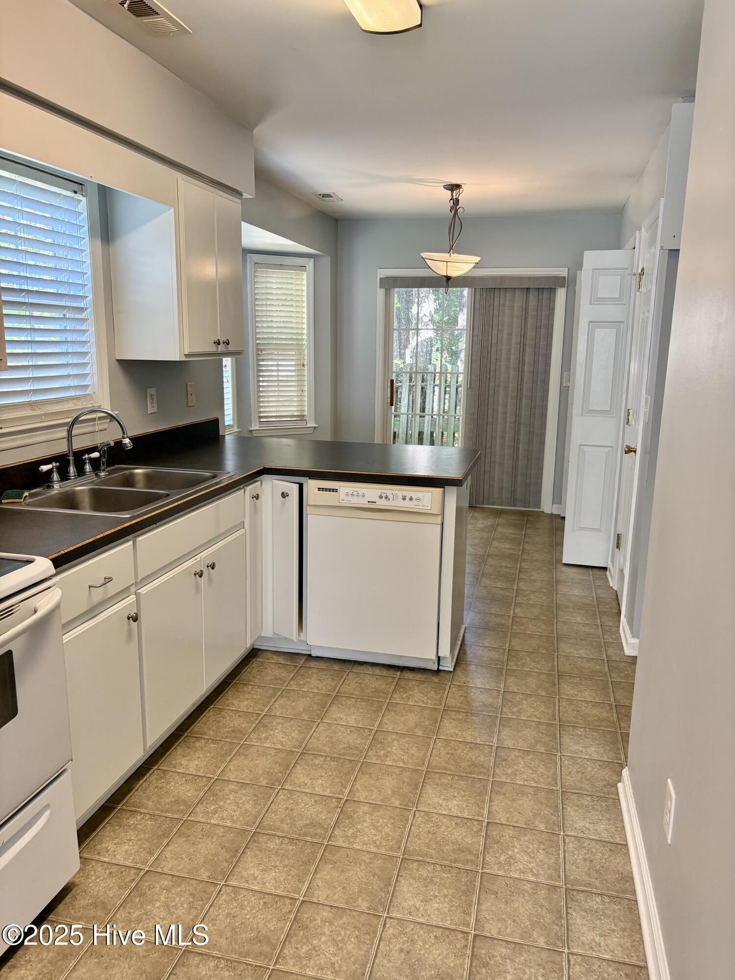 Image 4: Kitchen