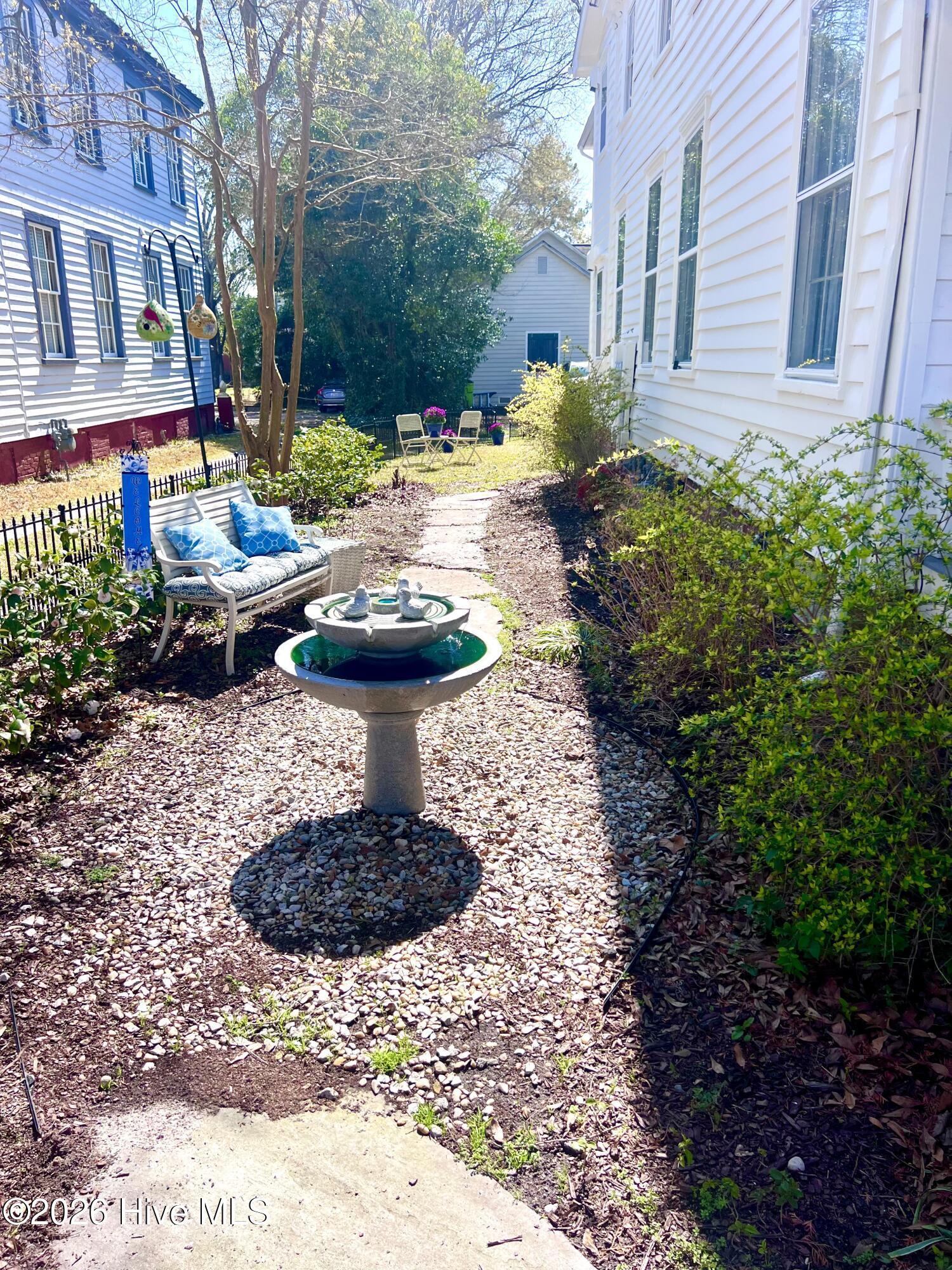 Image 2: Lovely side yard