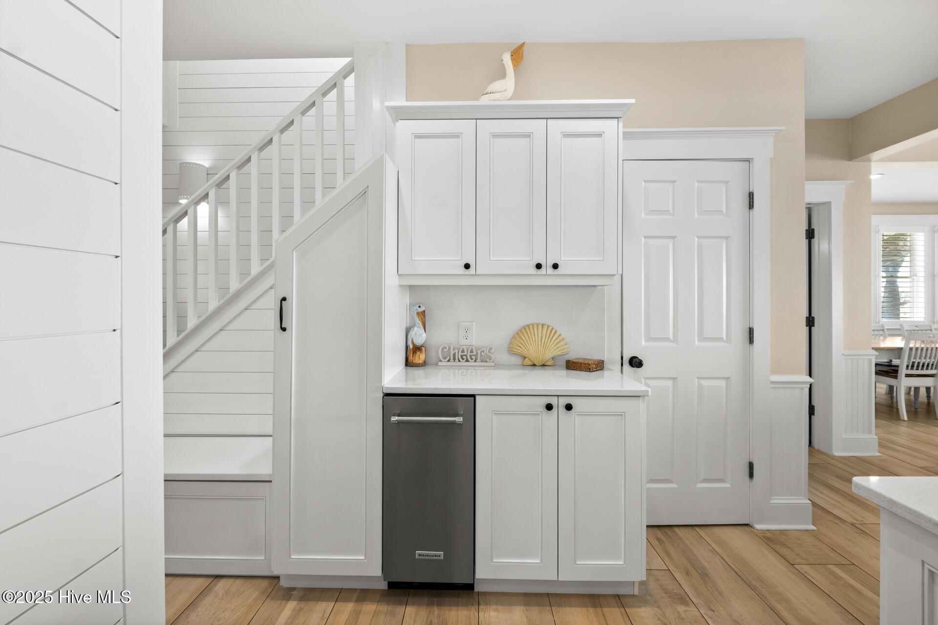Image 4: Wet Bar
