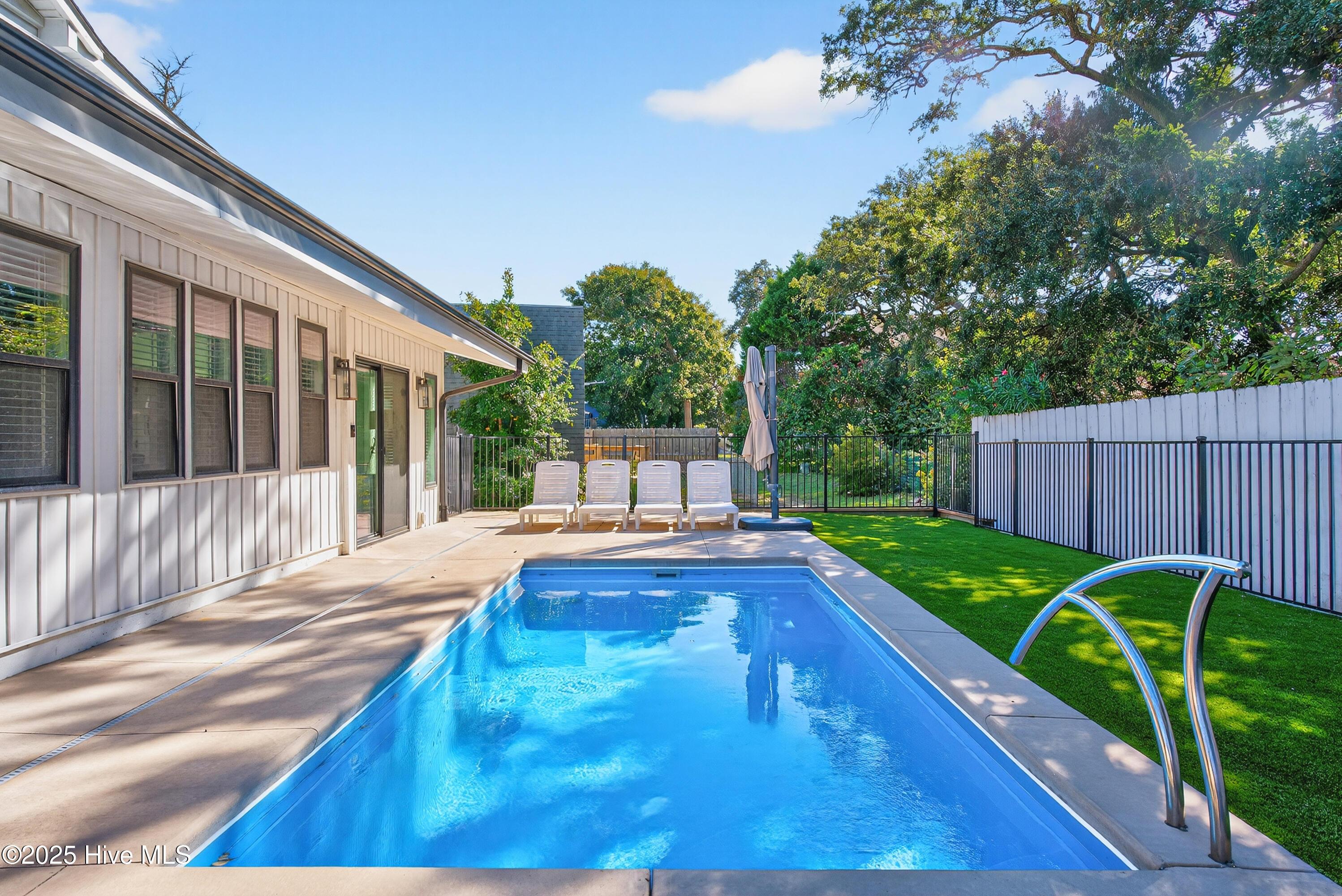 Image 4: Private Pool