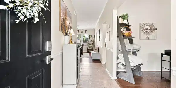 Image 4: Foyer