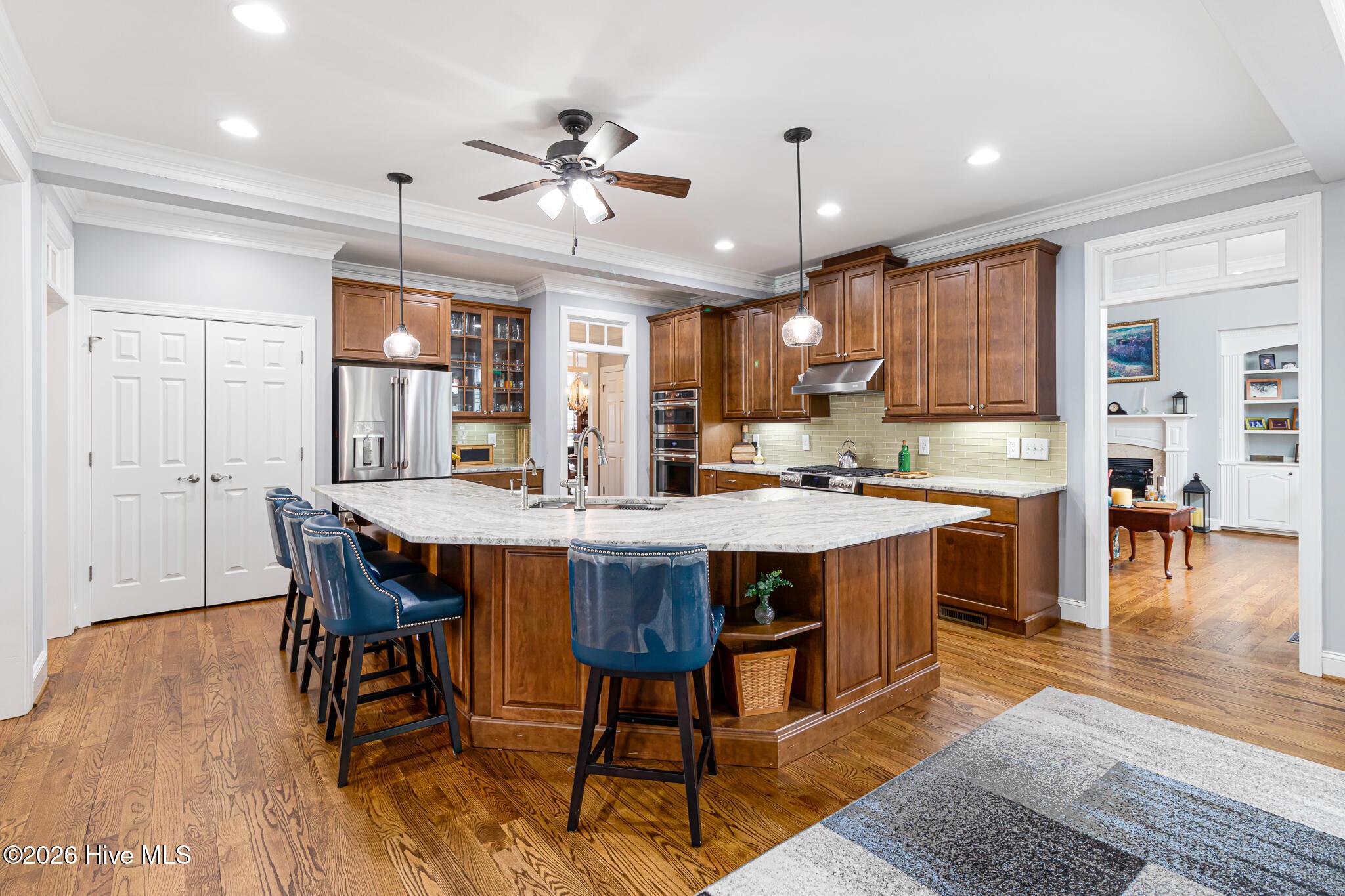Image 3: Spacious kitchen
