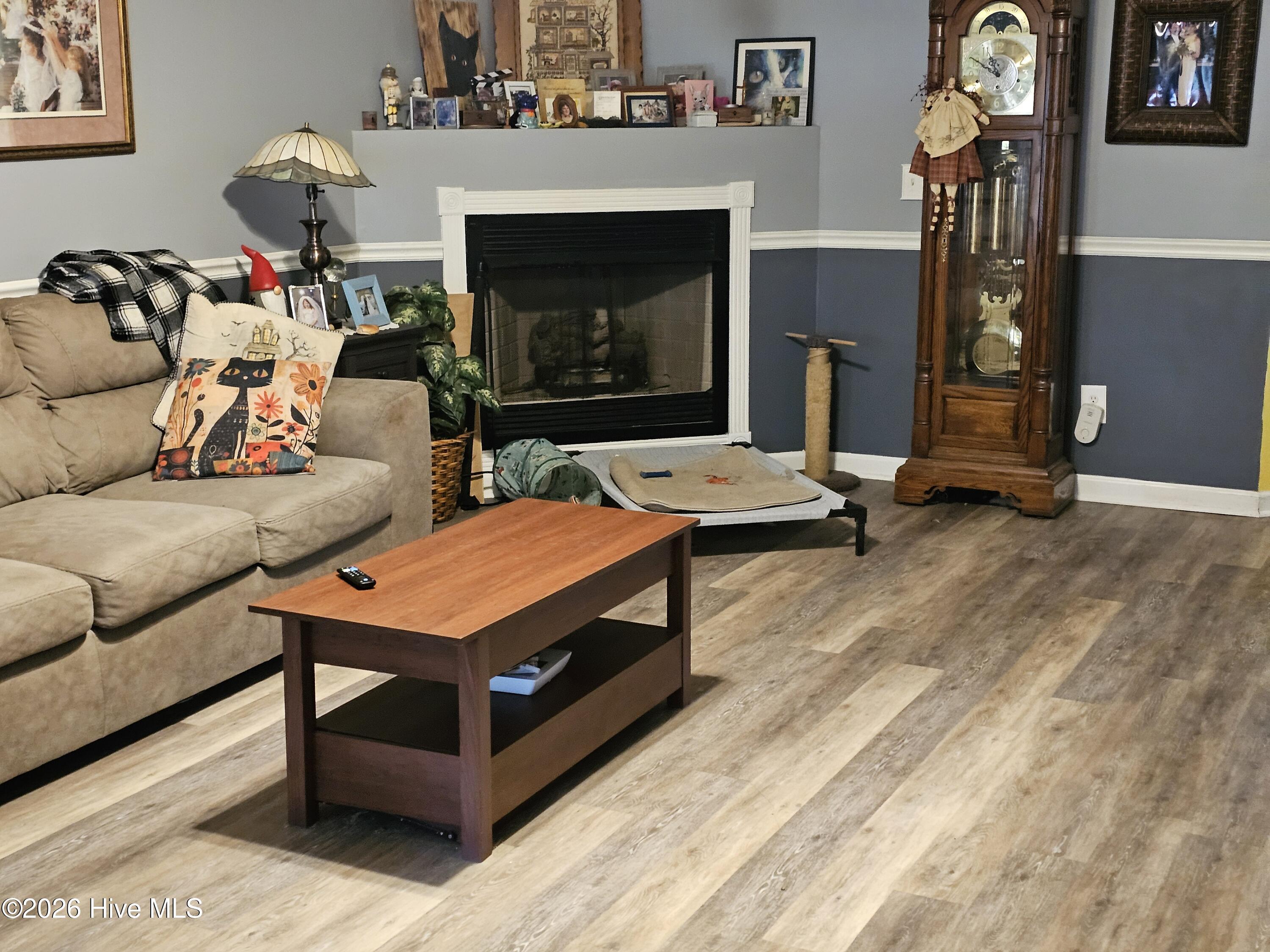 Image 3: Living room