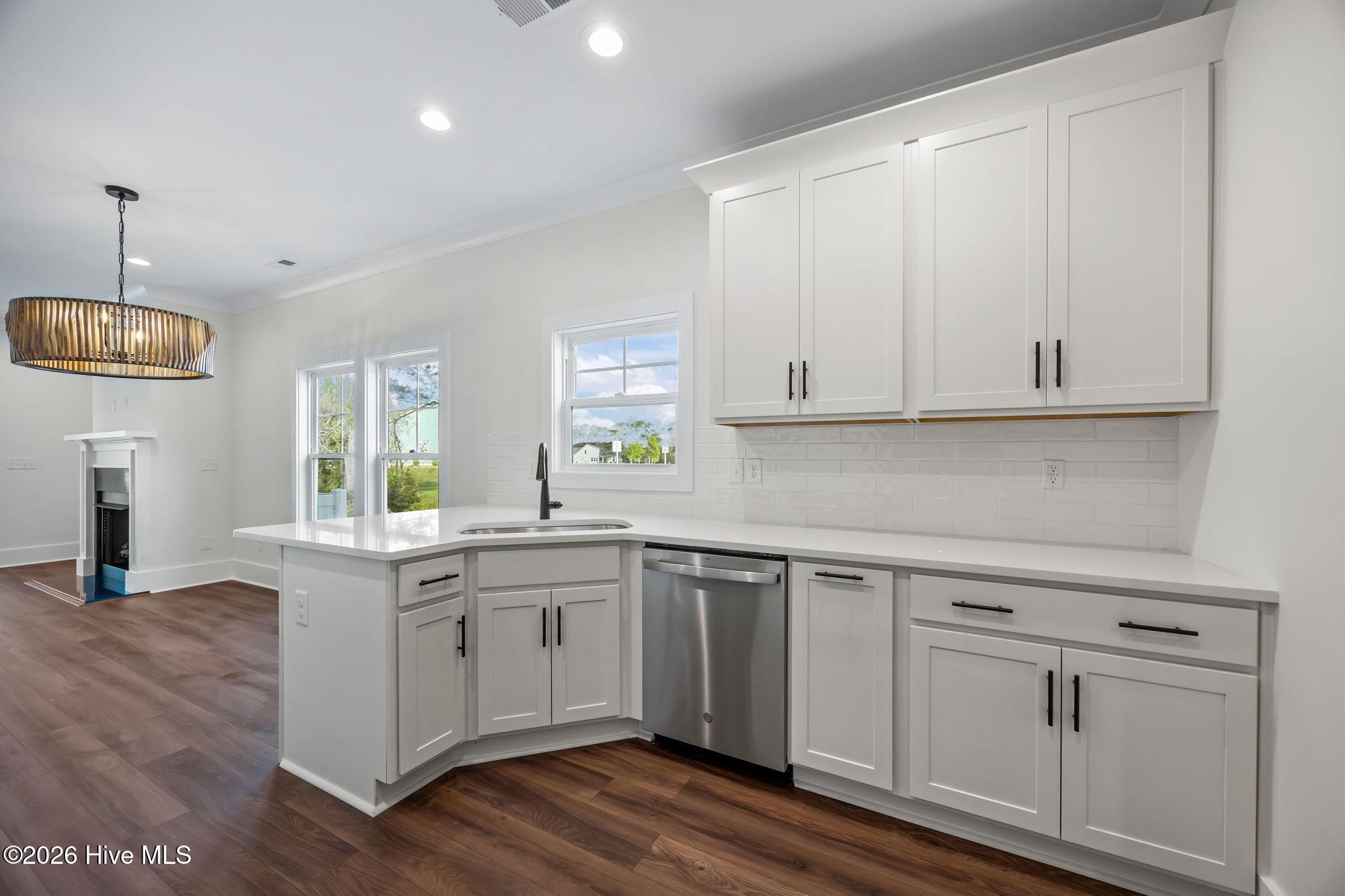 Image 4: Open Concept Kitchen