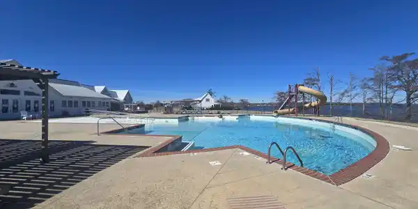 Image 4: Pool
