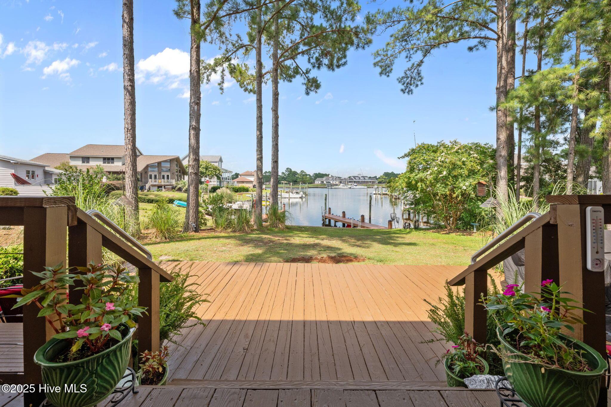 Image 4: Waterfront Deck