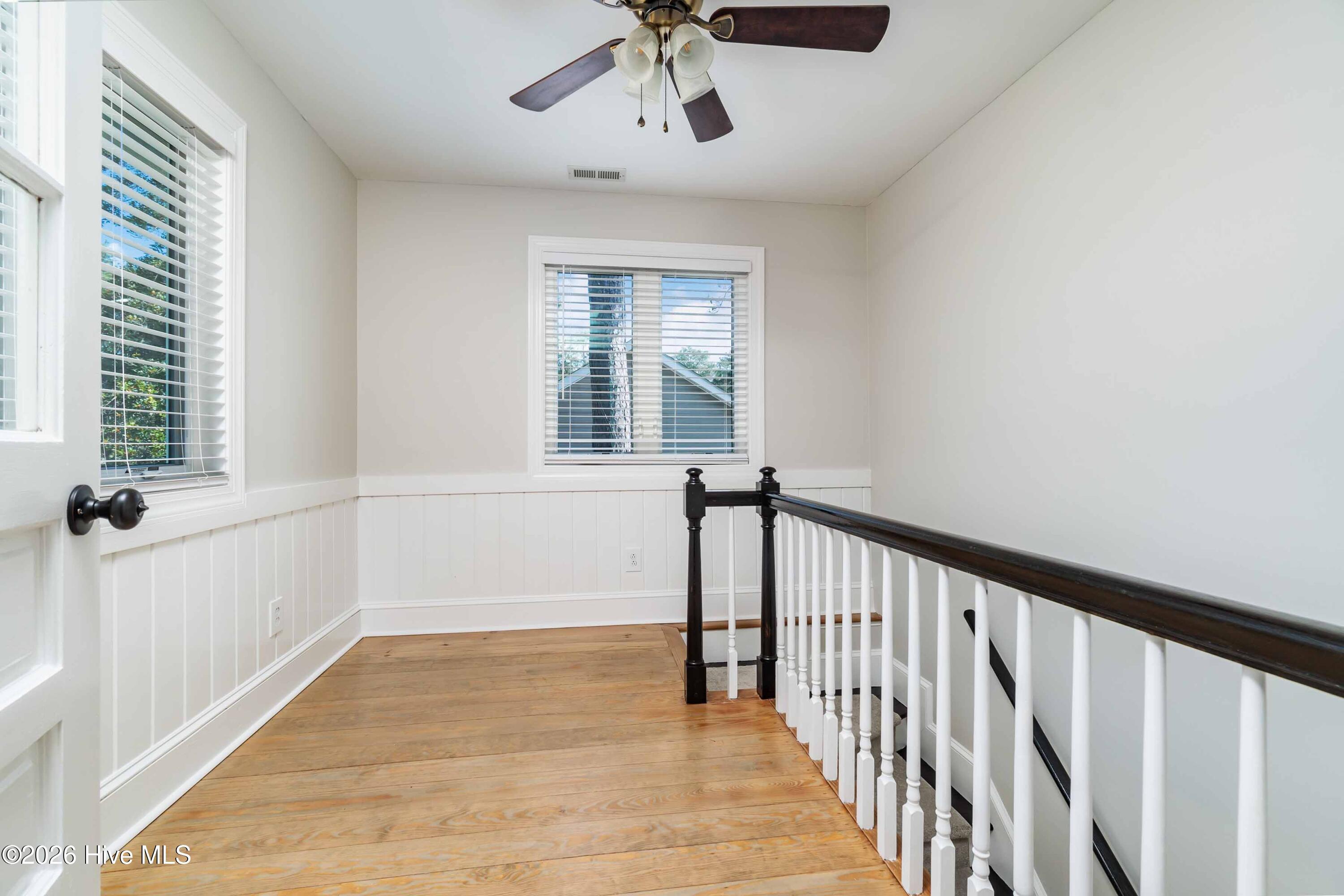 Image 4: 003_Stairway