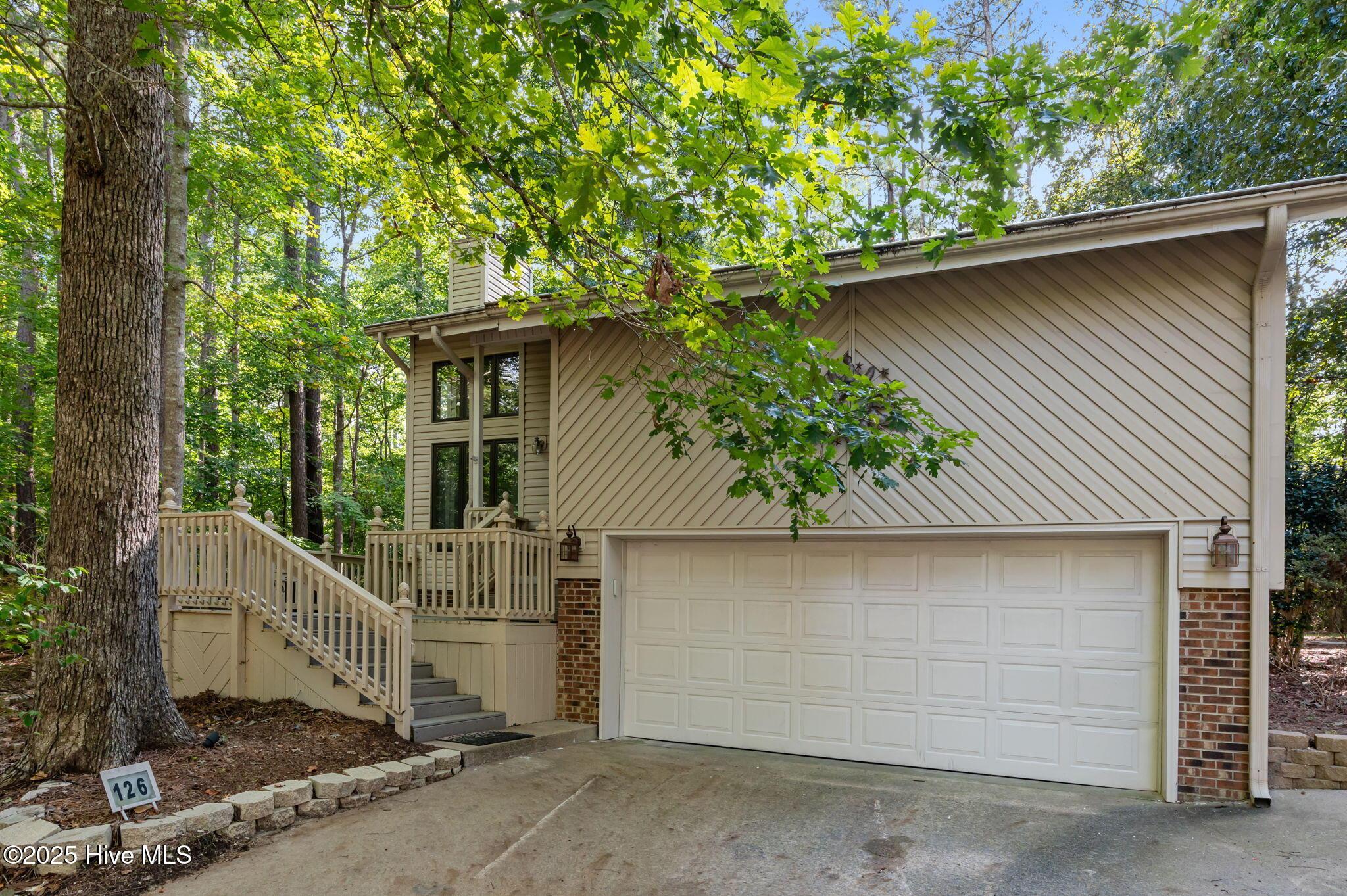 Image 3: 2 Car Garage