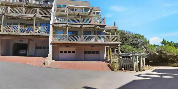 Image 3: Exterior Genesis 12