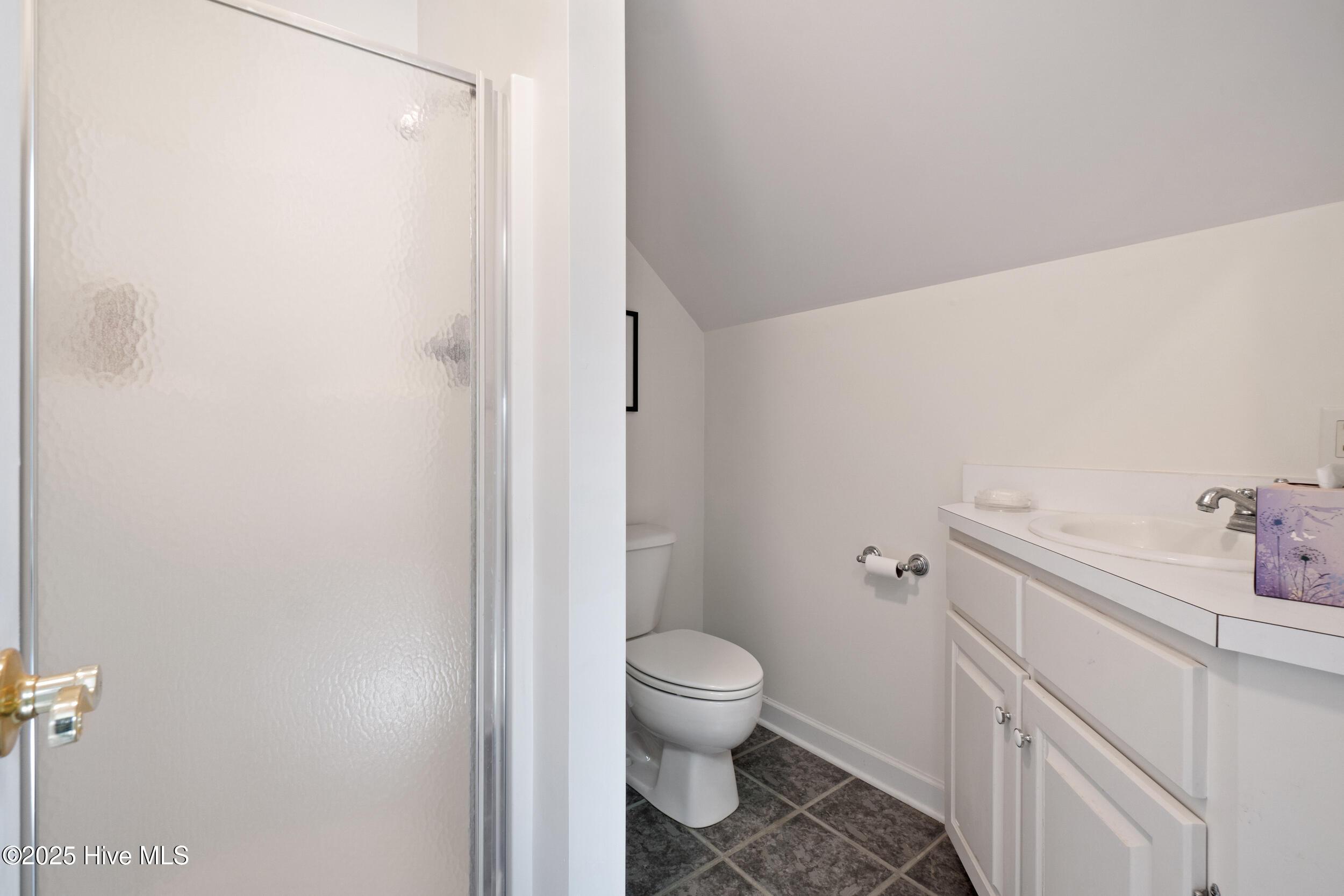 Image 3: Bathroom in F.R.O.G.