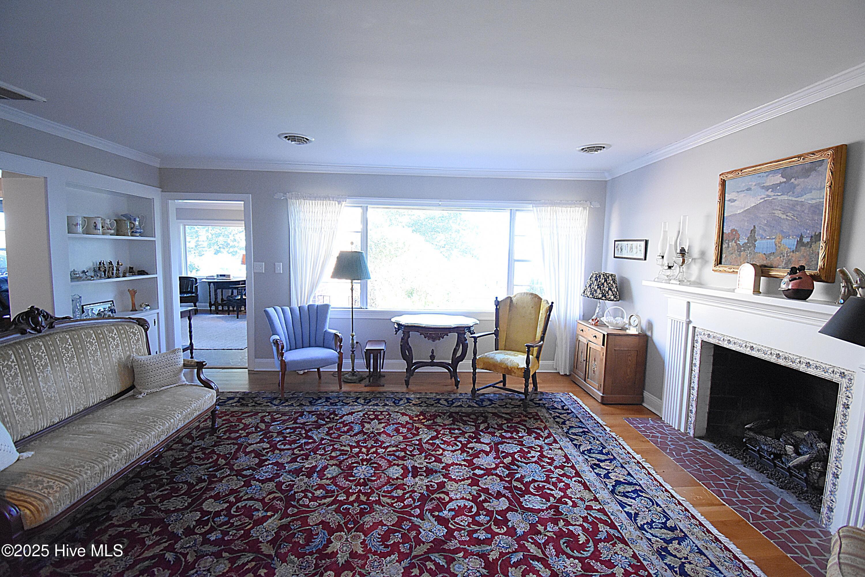 Image 3: Living Room