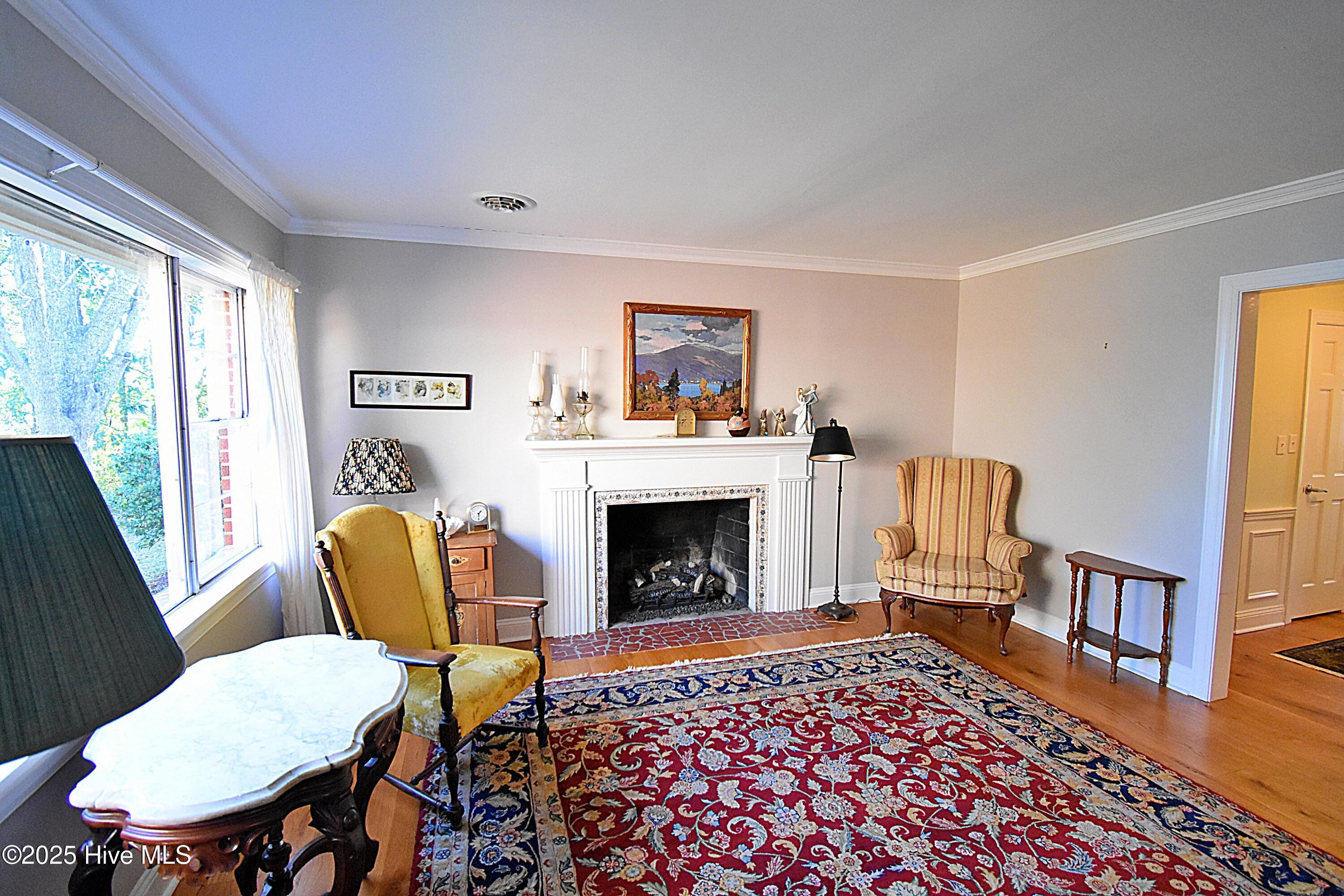 Image 4: Fireplace in Living Room