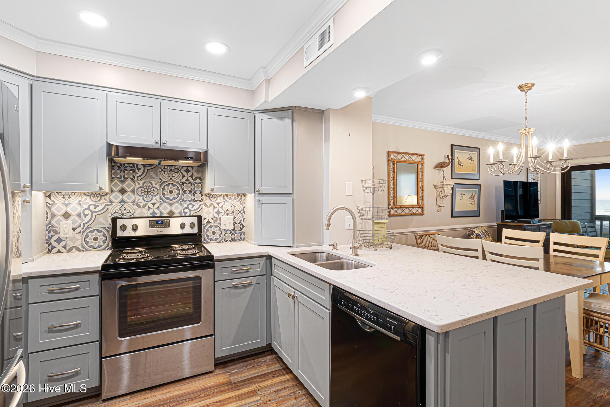 Image 4: Kitchen