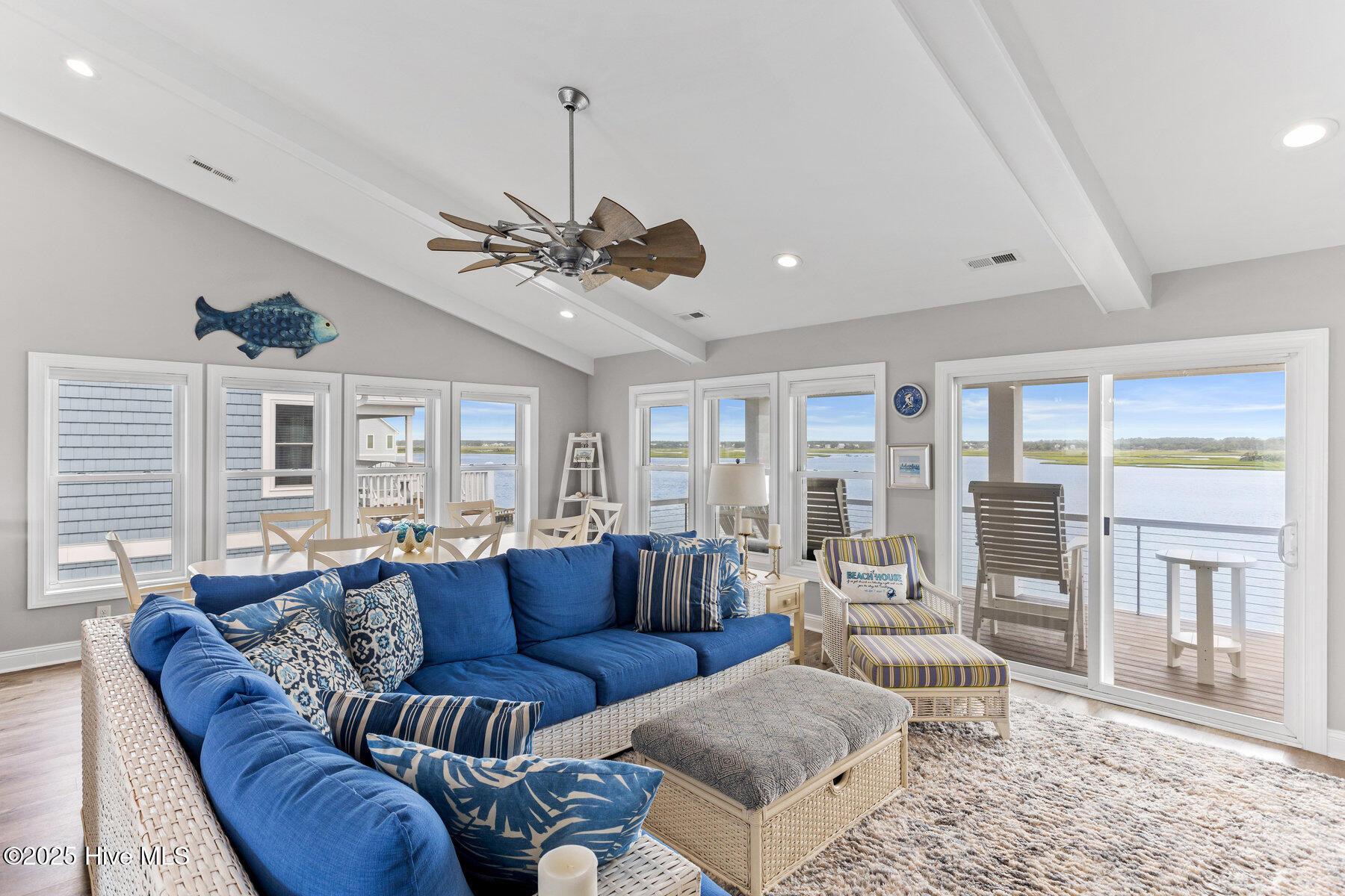 Image 4: 004_916_bumble_bee_lane-04_345